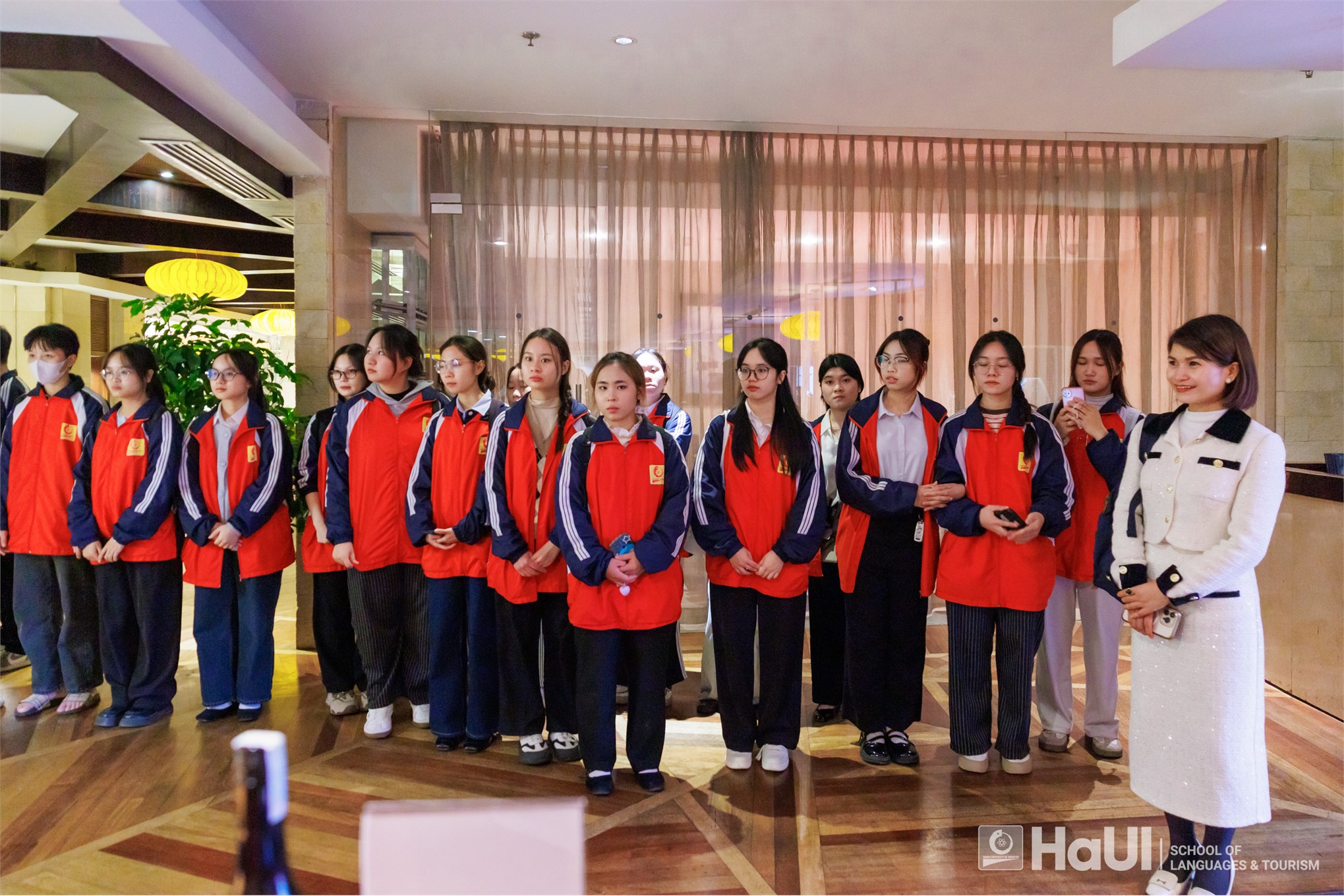 Sinh viên Nhà hàng – Khách sạn khám phá môi trường làm việc 5 sao tại Hồ Tây