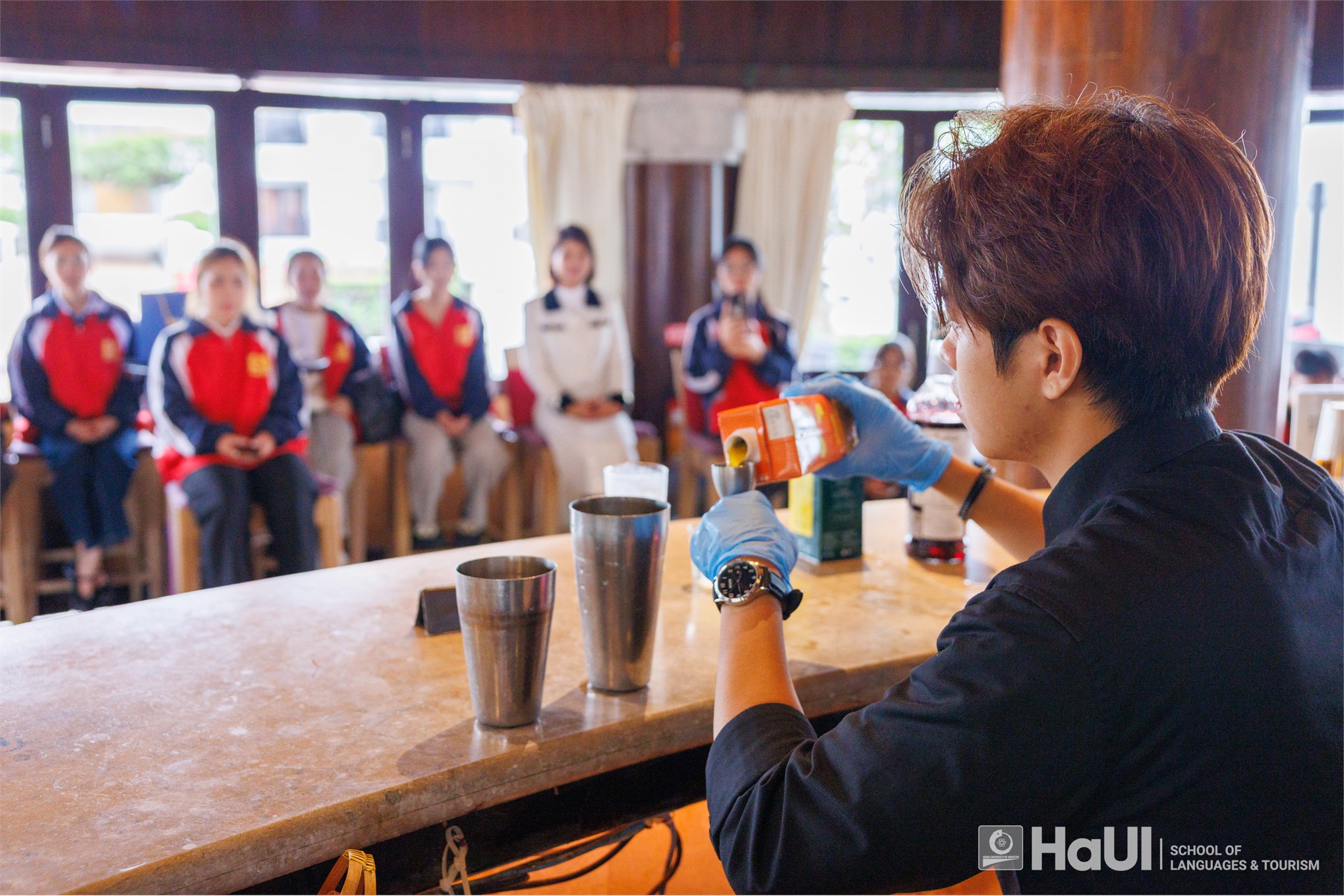 Sinh viên Nhà hàng – Khách sạn khám phá môi trường làm việc 5 sao tại Hồ Tây