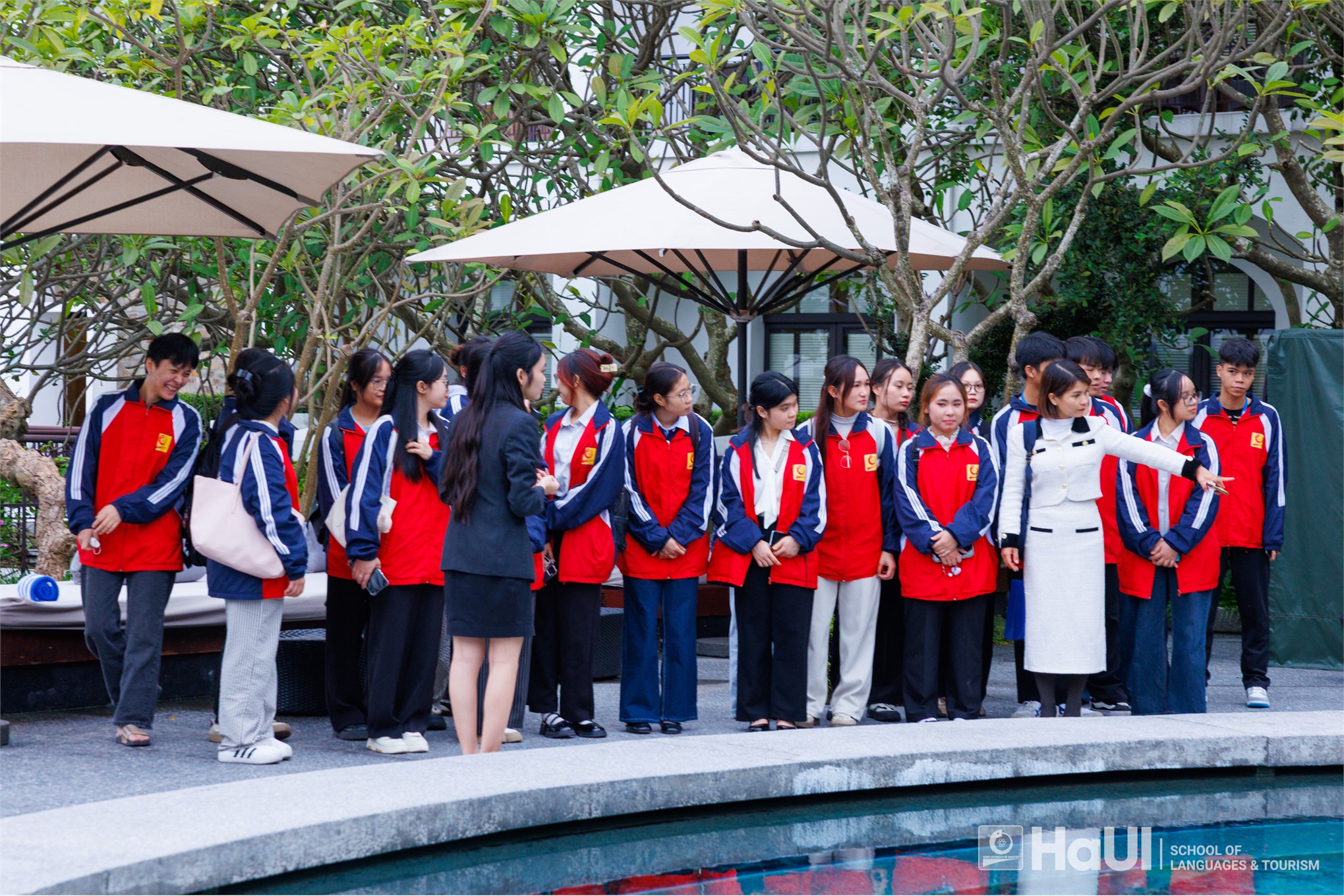 Sinh viên Nhà hàng – Khách sạn khám phá môi trường làm việc 5 sao tại Hồ Tây