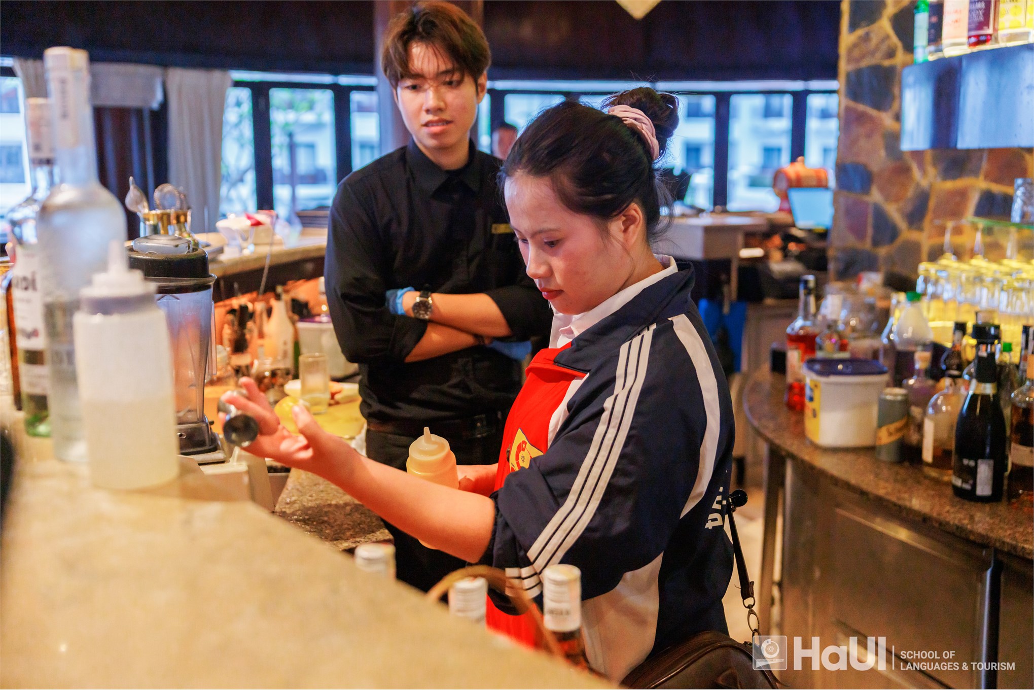 Sinh viên Nhà hàng – Khách sạn khám phá môi trường làm việc 5 sao tại Hồ Tây