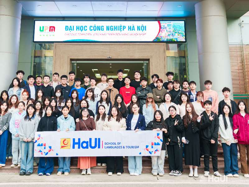 Học viên quốc tế hào hứng học thực hành tại Làng Văn hóa – Du lịch các Dân tộc Việt Nam