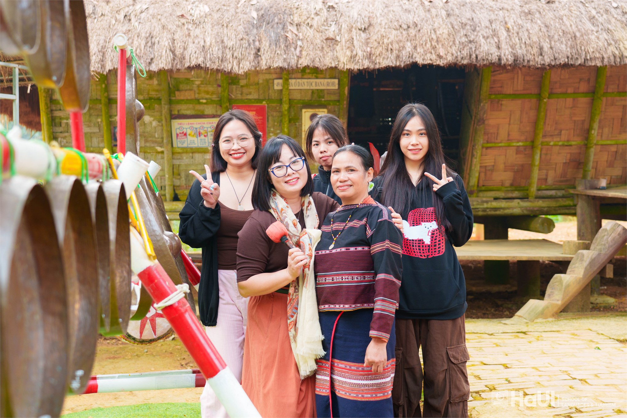 Học viên quốc tế hào hứng học thực hành tại Làng Văn hóa – Du lịch các Dân tộc Việt Nam