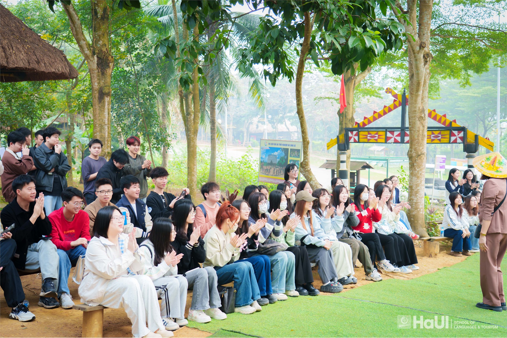 Học viên quốc tế hào hứng học thực hành tại Làng Văn hóa – Du lịch các Dân tộc Việt Nam