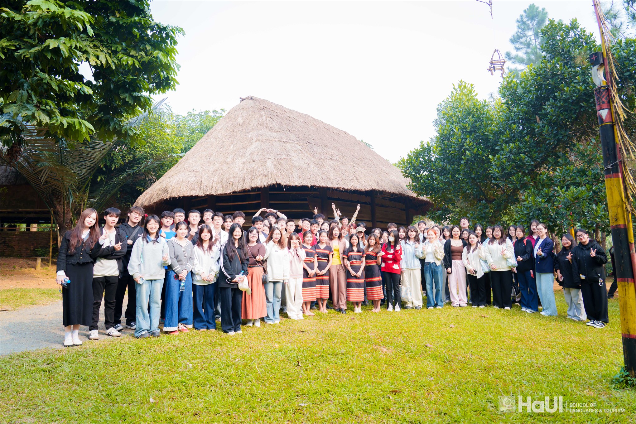 Học viên quốc tế hào hứng học thực hành tại Làng Văn hóa – Du lịch các Dân tộc Việt Nam