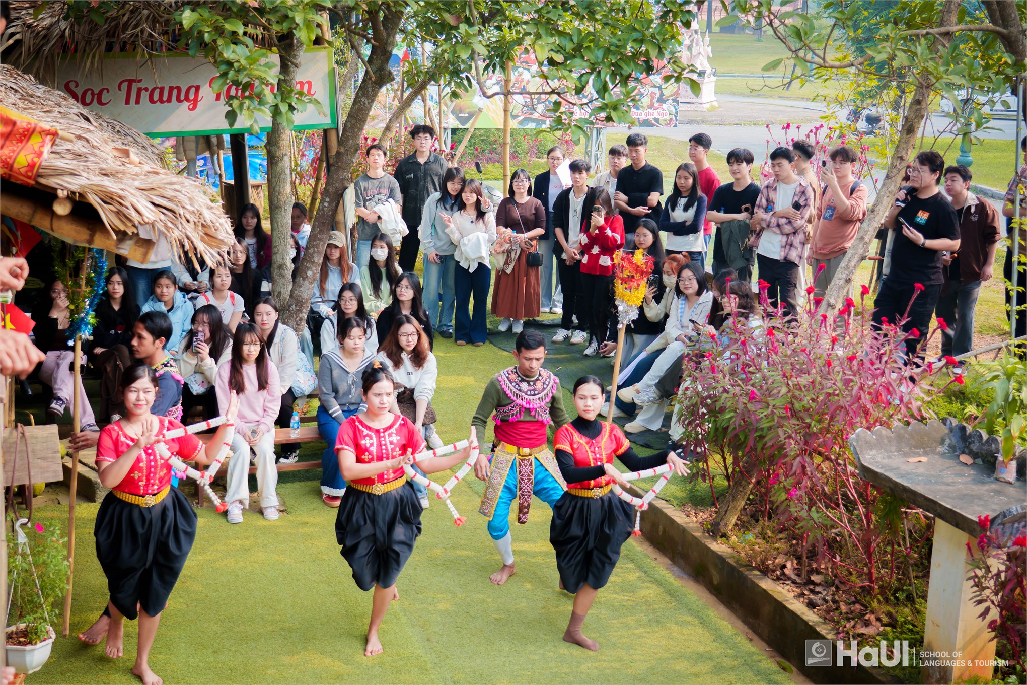 Học viên quốc tế hào hứng học thực hành tại Làng Văn hóa – Du lịch các Dân tộc Việt Nam