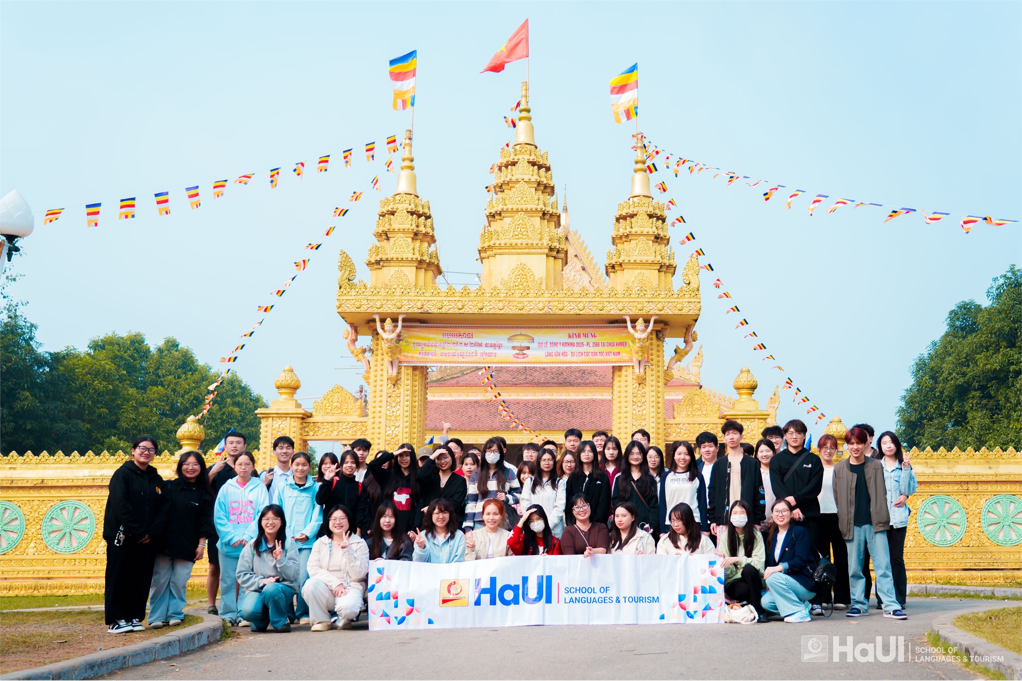 Học viên quốc tế hào hứng học thực hành tại Làng Văn hóa – Du lịch các Dân tộc Việt Nam