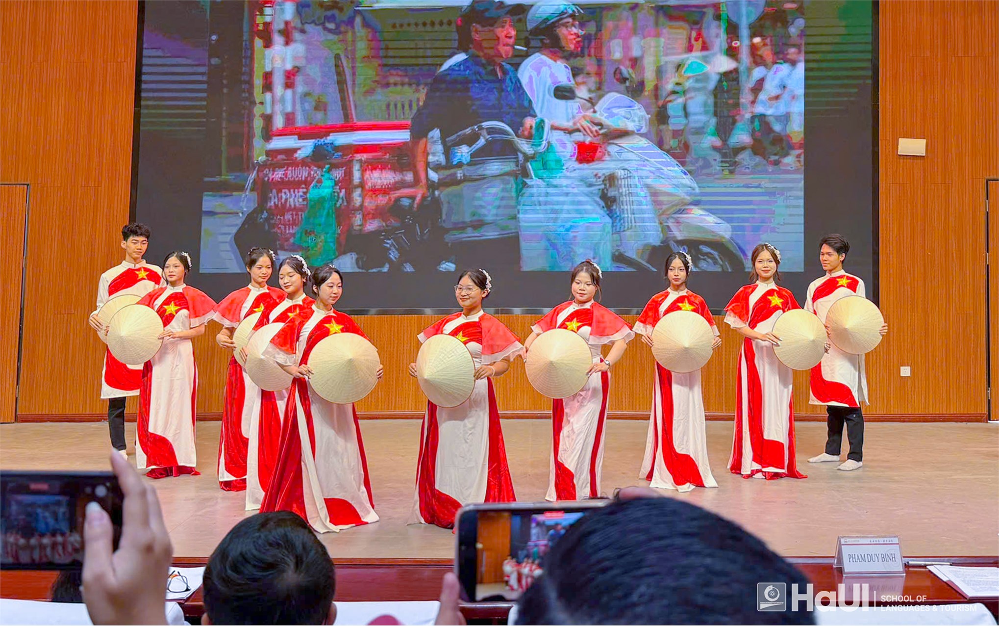 Sinh viên Khoa Ngôn ngữ Trung Quốc tham gia Trại nghiên cứu văn hóa thanh niên Việt – Trung tại Quảng Tây (Trung Quốc)