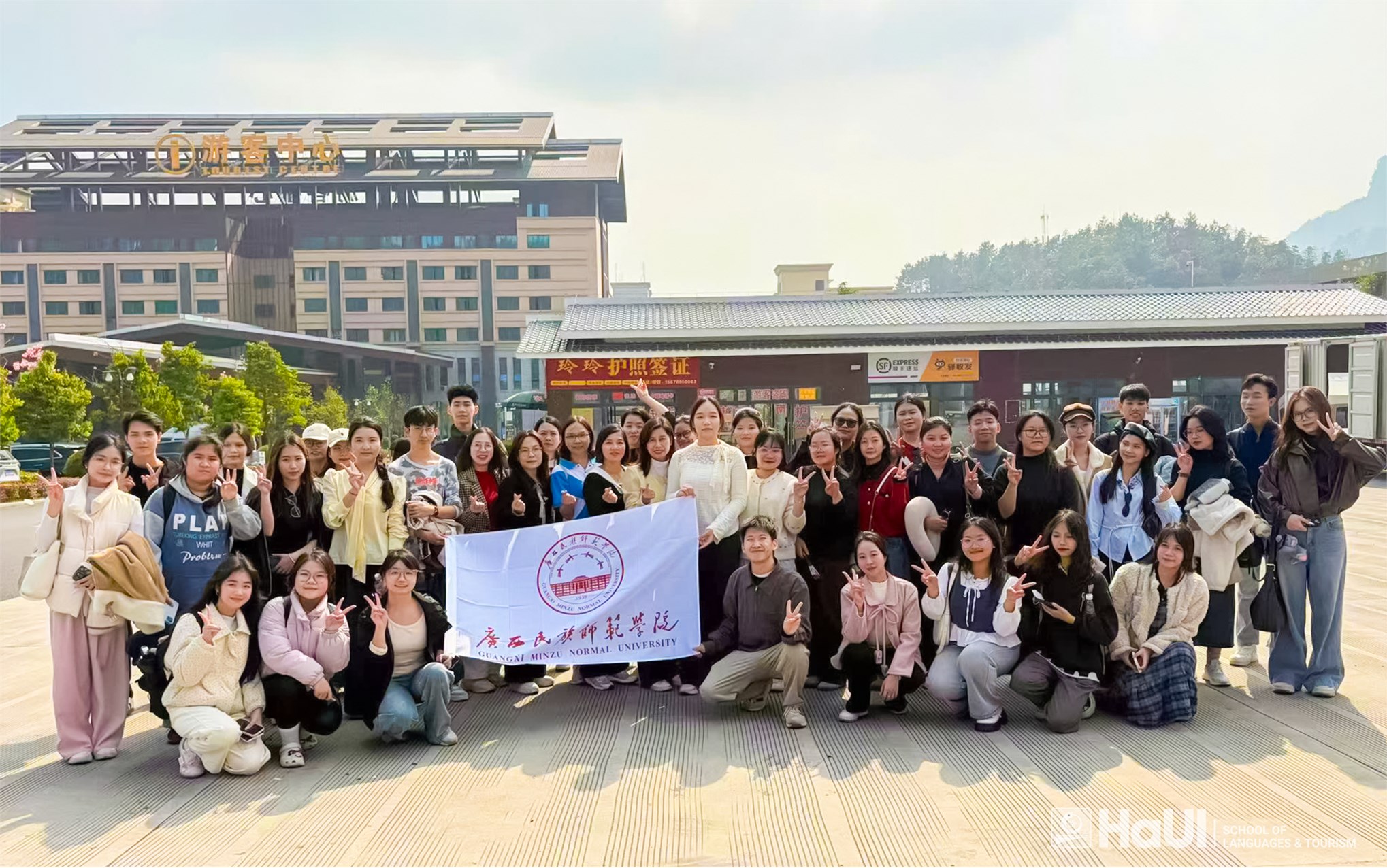 Sinh viên Khoa Ngôn ngữ Trung Quốc tham gia Trại nghiên cứu văn hóa thanh niên Việt – Trung tại Quảng Tây (Trung Quốc)