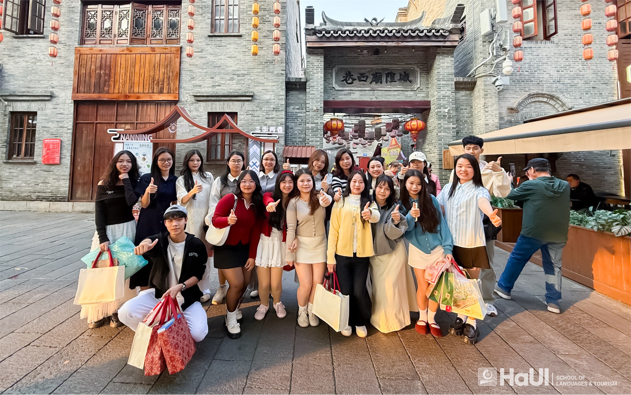 Sinh viên Khoa Ngôn ngữ Trung Quốc tham gia Trại nghiên cứu văn hóa thanh niên Việt – Trung tại Quảng Tây (Trung Quốc)