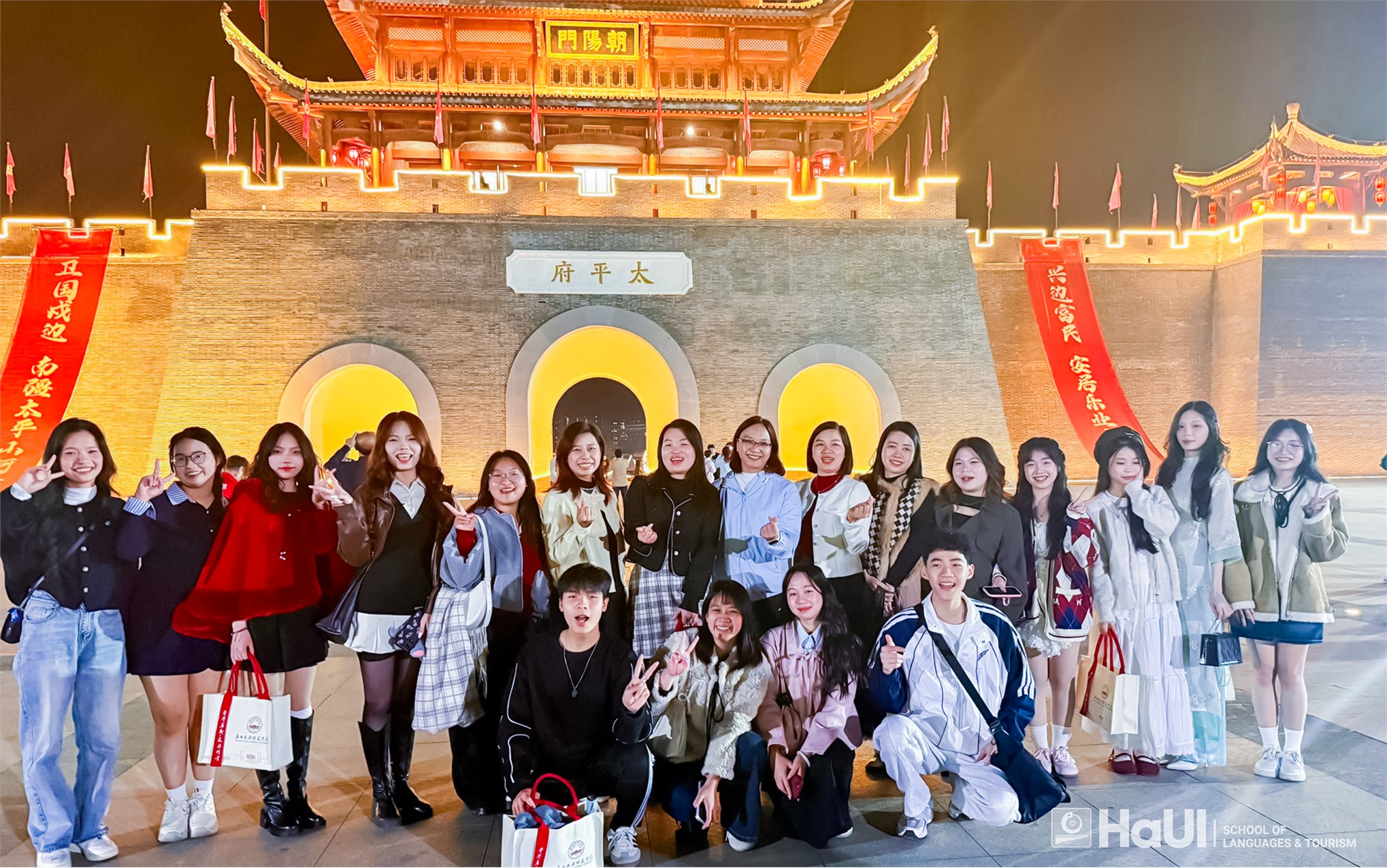 Sinh viên Khoa Ngôn ngữ Trung Quốc tham gia Trại nghiên cứu văn hóa thanh niên Việt – Trung tại Quảng Tây (Trung Quốc)