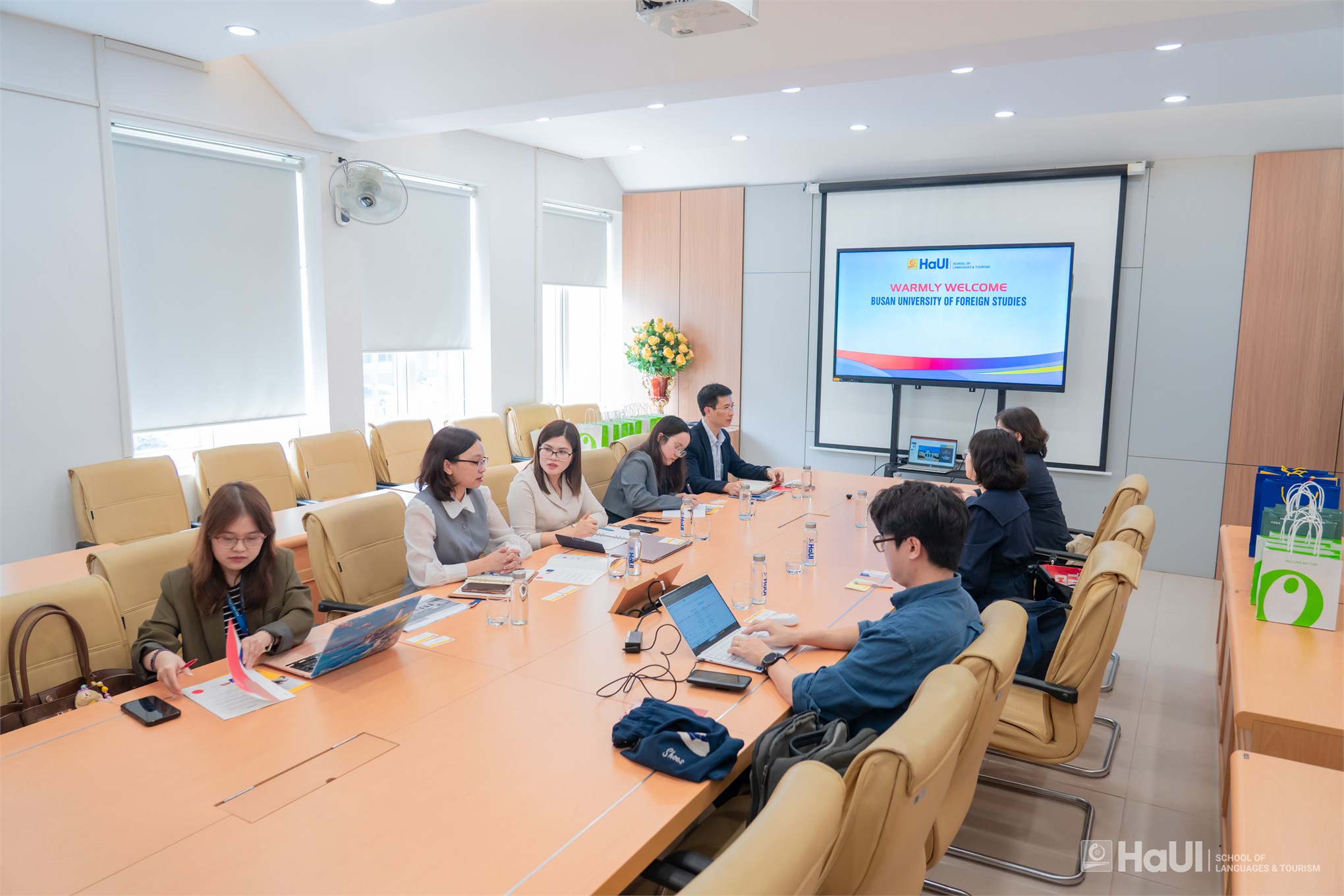 Trường Ngoại ngữ – Du lịch làm việc với Đại học Ngoại ngữ Busan về triển khai chương trình đào tạo trực tuyến KF e-School