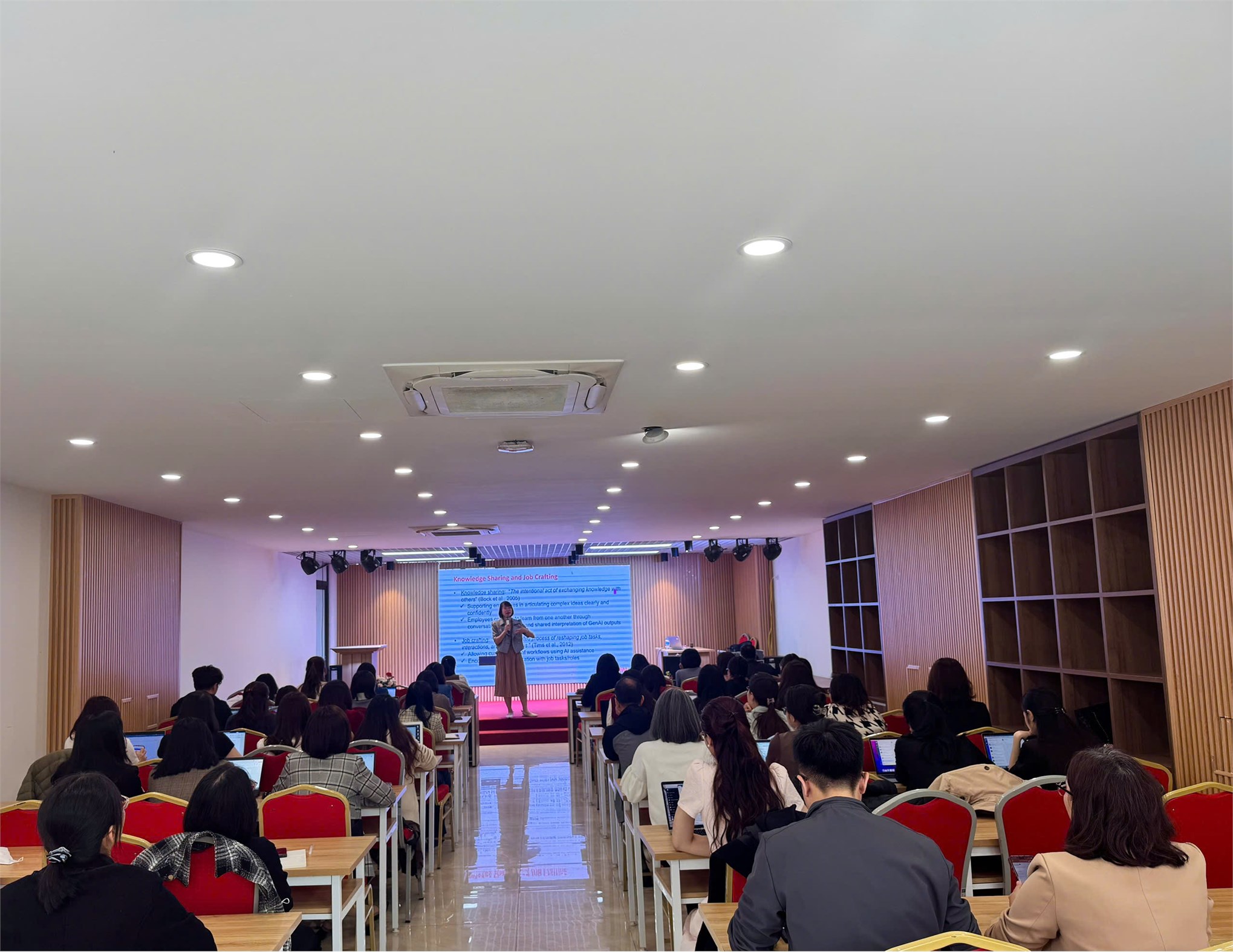 Ứng dụng GenAI và Machine Learning trong phân tích dữ liệu tại nơi làm việc