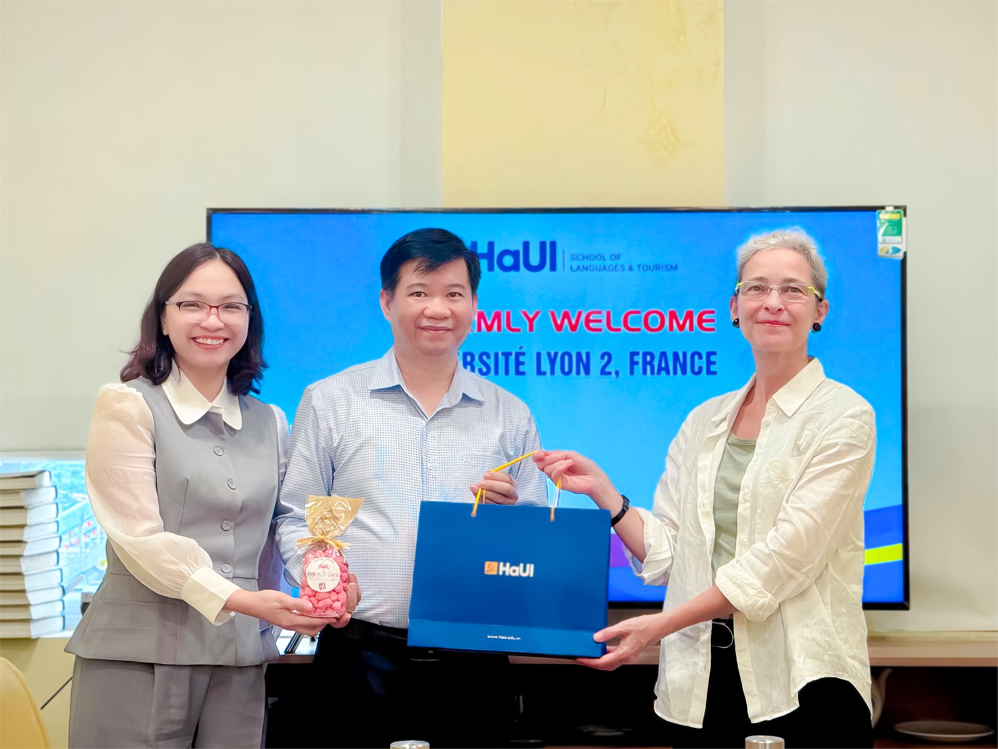 Trường Ngoại ngữ – Du lịch tiếp đón Trường Đại học Lyon 2 (Pháp) trao đổi hợp tác nghiên cứu ngôn ngữ học quốc tế