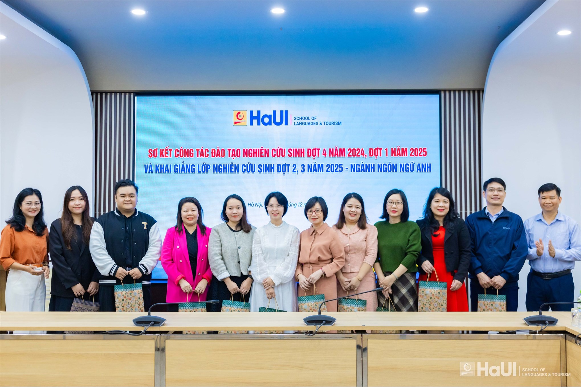 Trường Ngoại ngữ – Du lịch sơ kết công tác đào tạo nghiên cứu sinh và khai giảng lớp nghiên cứu sinh ngành Ngôn ngữ Anh