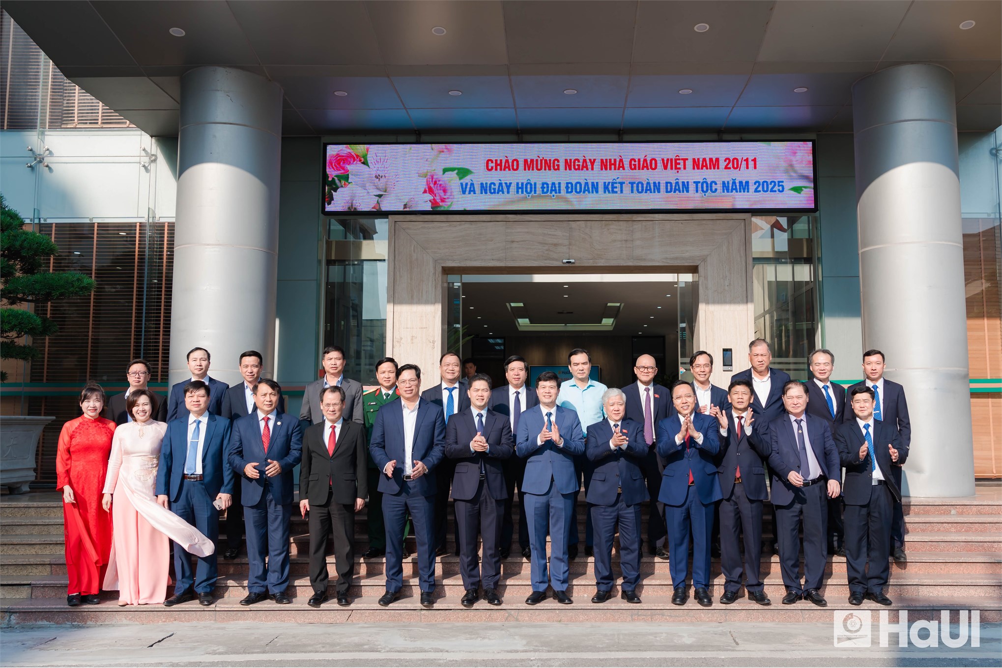 Phó Chủ tịch Thường trực Quốc hội Đỗ Văn Chiến dự Ngày hội Đại đoàn kết toàn dân tộc và Kỷ niệm Ngày Nhà giáo Việt Nam tại Trường Đại học Công nghiệp Hà Nội