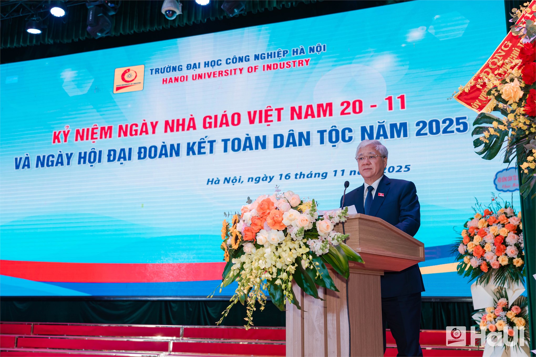 Phó Chủ tịch Thường trực Quốc hội Đỗ Văn Chiến dự Ngày hội Đại đoàn kết toàn dân tộc và Kỷ niệm Ngày Nhà giáo Việt Nam tại Trường Đại học Công nghiệp Hà Nội