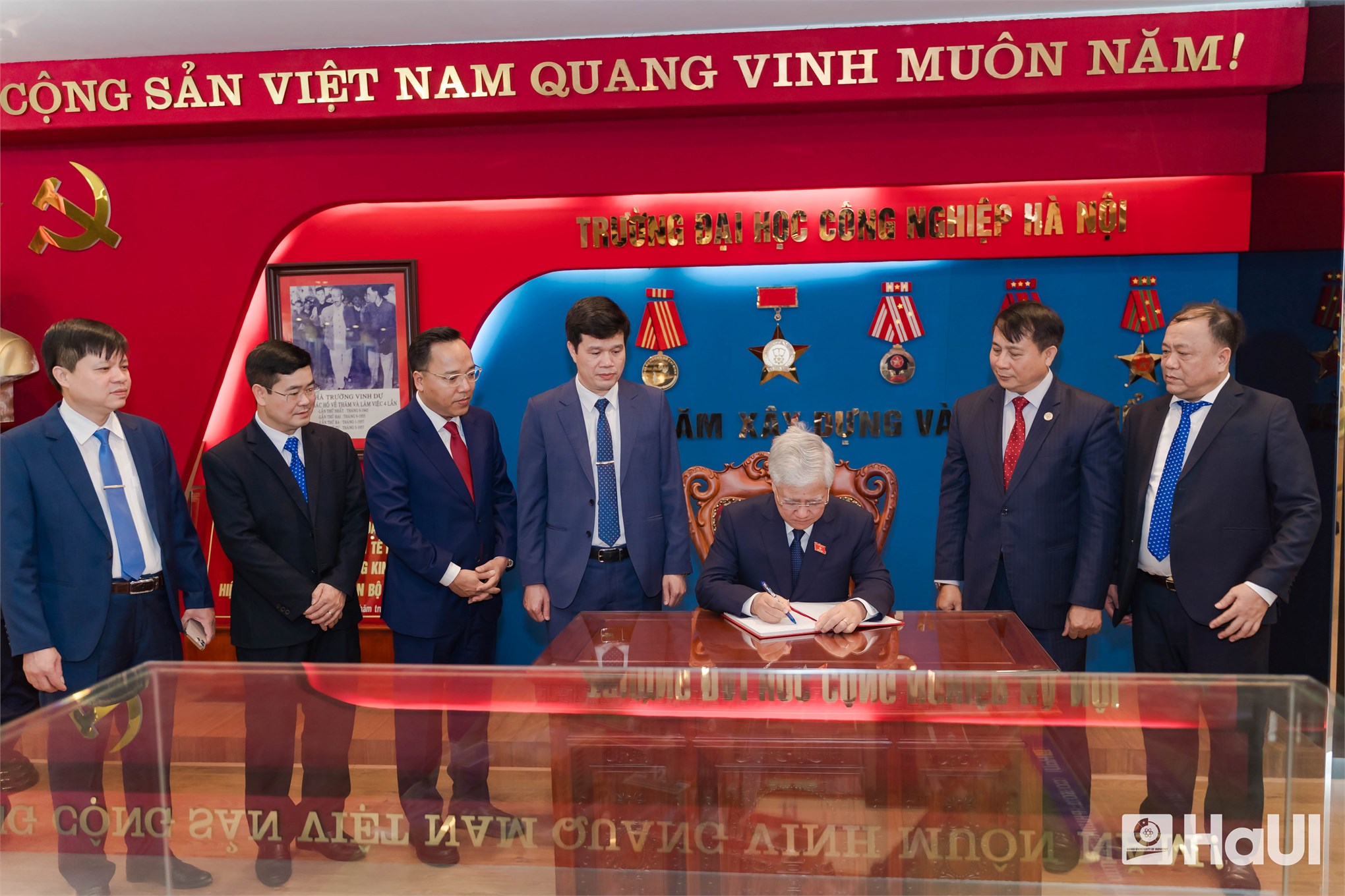 Phó Chủ tịch Thường trực Quốc hội Đỗ Văn Chiến dự Ngày hội Đại đoàn kết toàn dân tộc và Kỷ niệm Ngày Nhà giáo Việt Nam tại Trường Đại học Công nghiệp Hà Nội