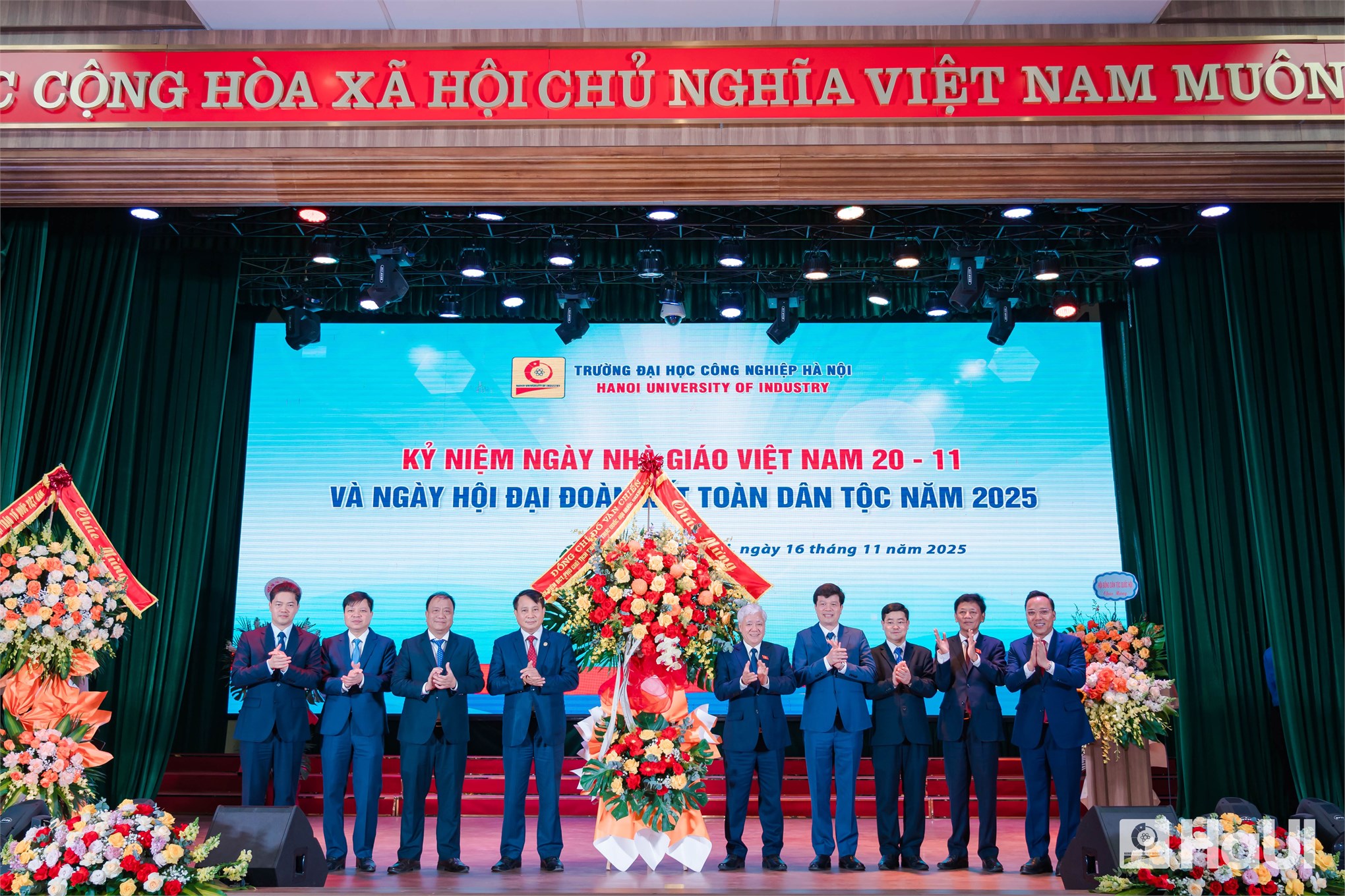 Phó Chủ tịch Thường trực Quốc hội Đỗ Văn Chiến dự Ngày hội Đại đoàn kết toàn dân tộc và Kỷ niệm Ngày Nhà giáo Việt Nam tại Trường Đại học Công nghiệp Hà Nội