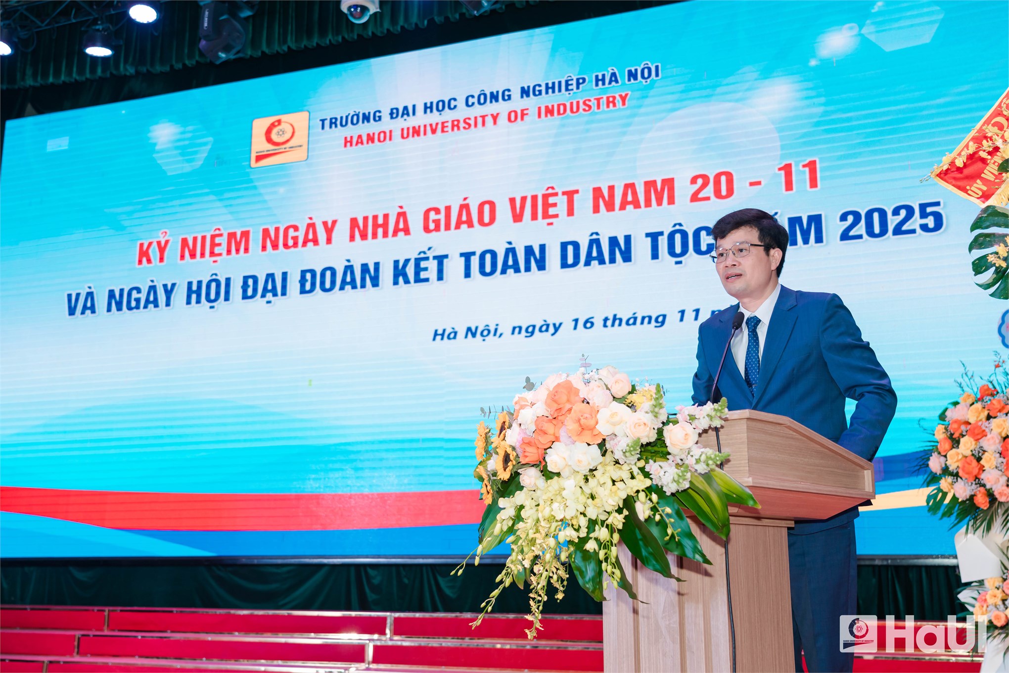 Phó Chủ tịch Thường trực Quốc hội Đỗ Văn Chiến dự Ngày hội Đại đoàn kết toàn dân tộc và Kỷ niệm Ngày Nhà giáo Việt Nam tại Trường Đại học Công nghiệp Hà Nội