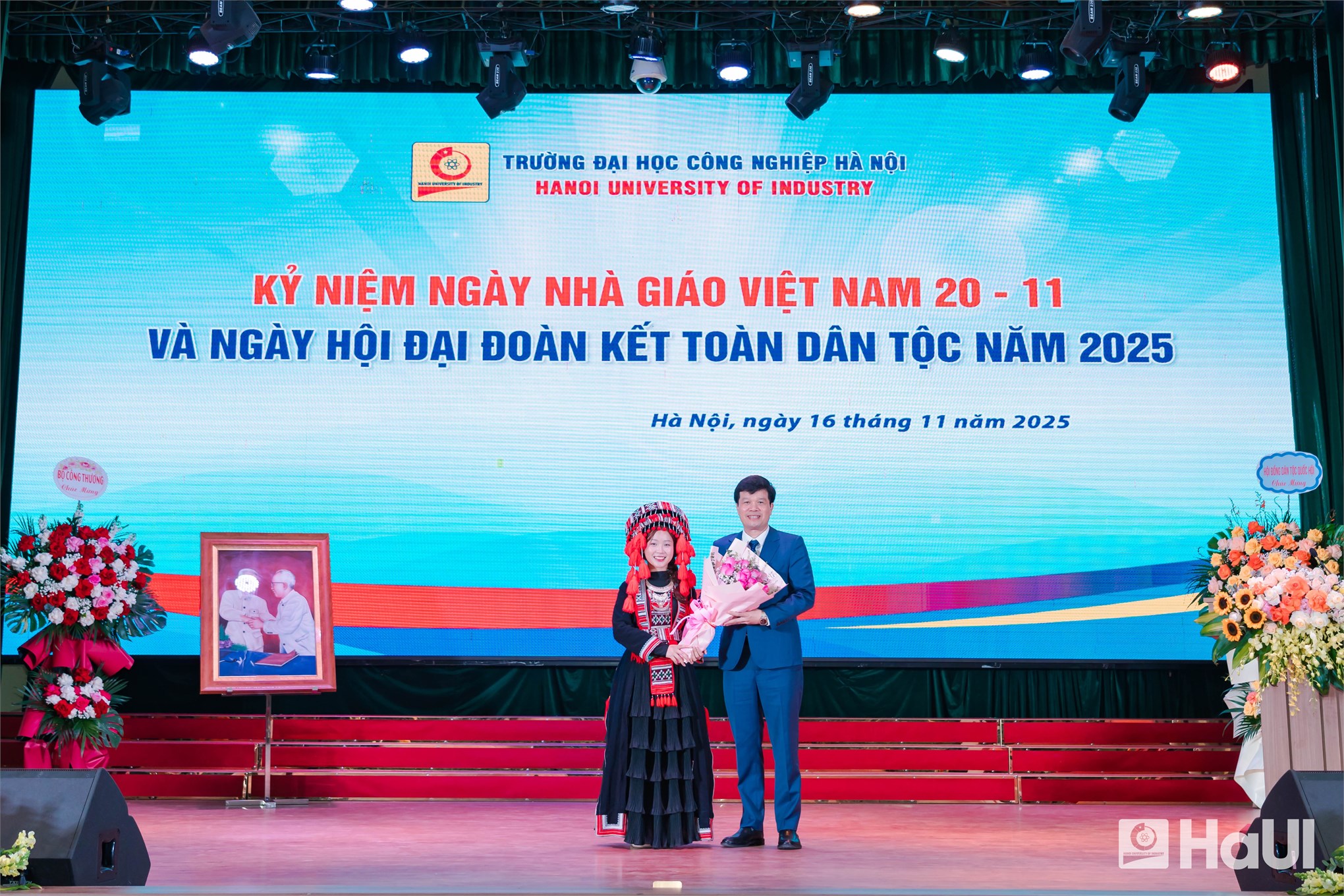 Phó Chủ tịch Thường trực Quốc hội Đỗ Văn Chiến dự Ngày hội Đại đoàn kết toàn dân tộc và Kỷ niệm Ngày Nhà giáo Việt Nam tại Trường Đại học Công nghiệp Hà Nội
