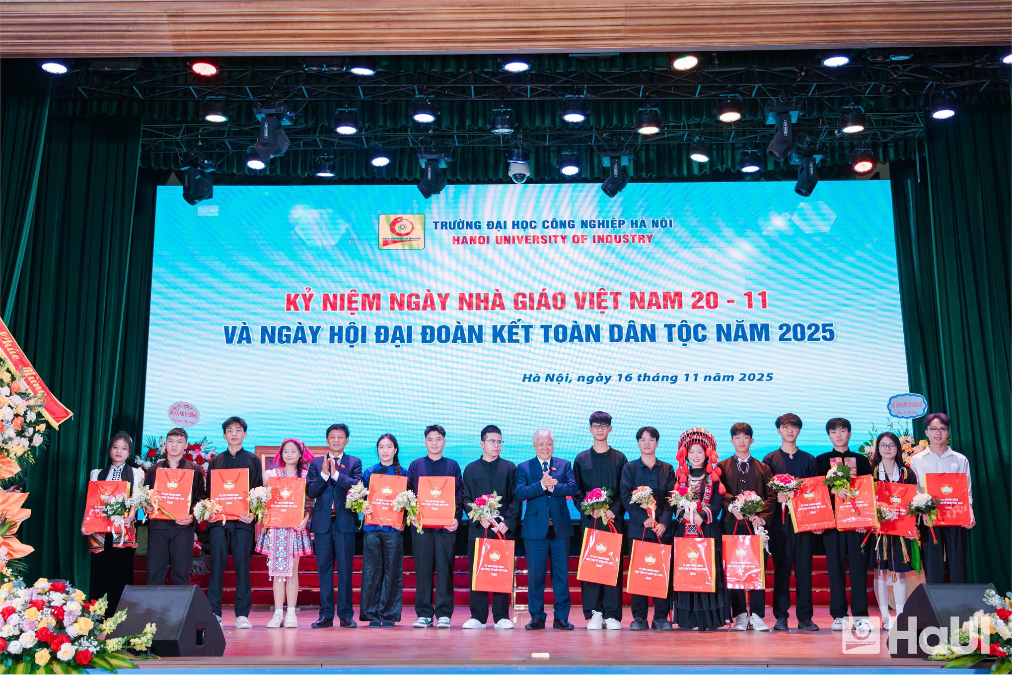 Phó Chủ tịch Thường trực Quốc hội Đỗ Văn Chiến dự Ngày hội Đại đoàn kết toàn dân tộc và Kỷ niệm Ngày Nhà giáo Việt Nam tại Trường Đại học Công nghiệp Hà Nội