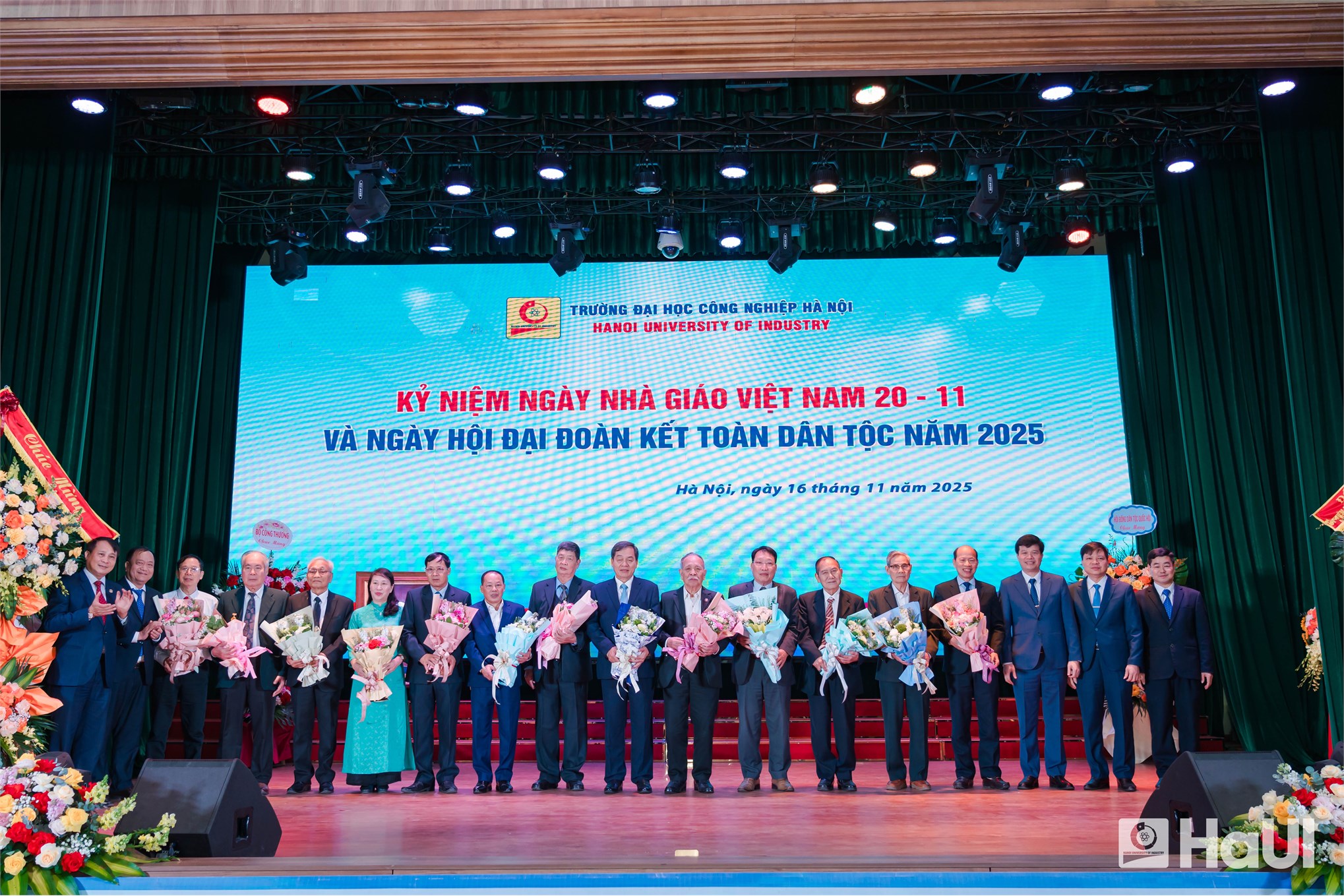 Phó Chủ tịch Thường trực Quốc hội Đỗ Văn Chiến dự Ngày hội Đại đoàn kết toàn dân tộc và Kỷ niệm Ngày Nhà giáo Việt Nam tại Trường Đại học Công nghiệp Hà Nội