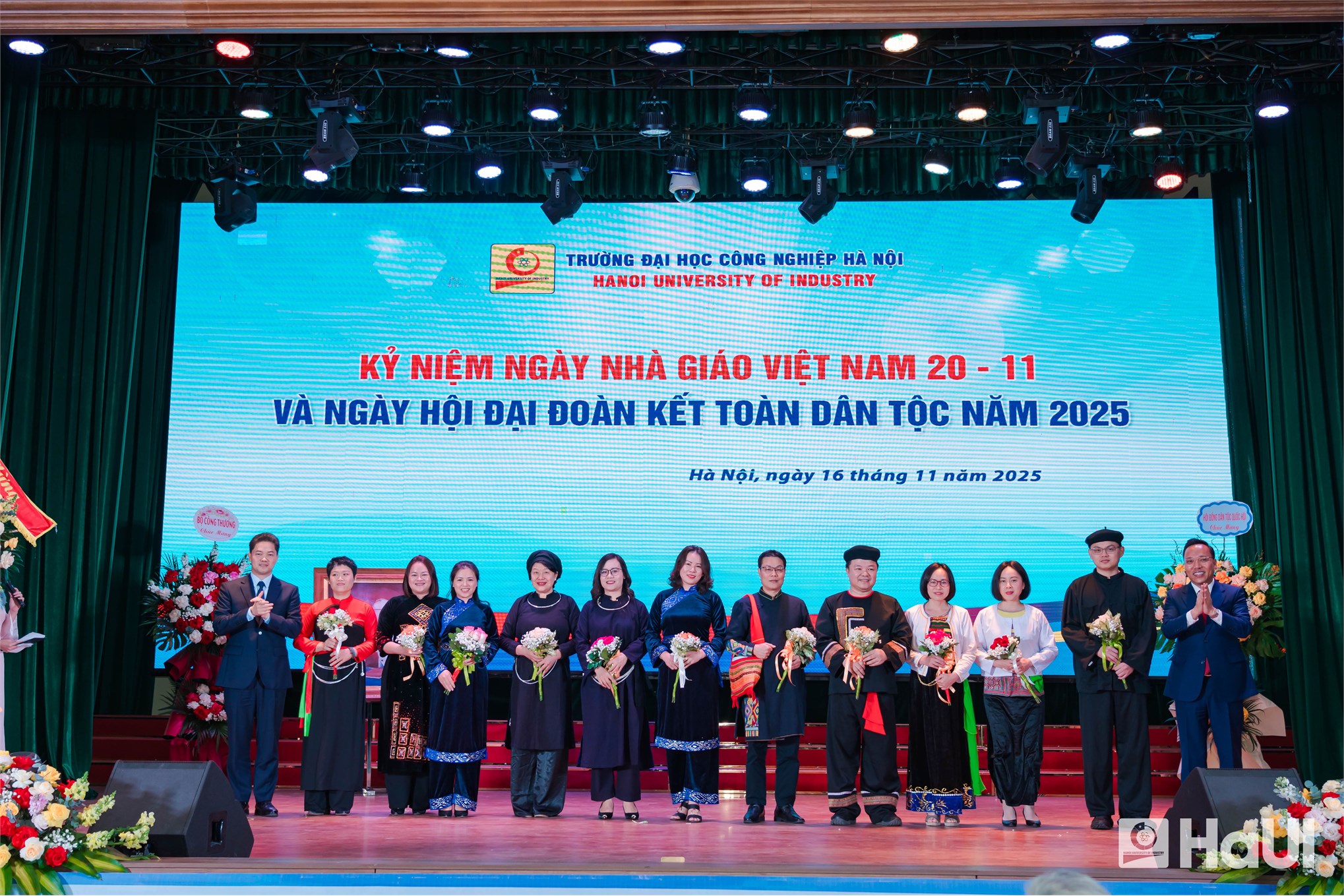Phó Chủ tịch Thường trực Quốc hội Đỗ Văn Chiến dự Ngày hội Đại đoàn kết toàn dân tộc và Kỷ niệm Ngày Nhà giáo Việt Nam tại Trường Đại học Công nghiệp Hà Nội