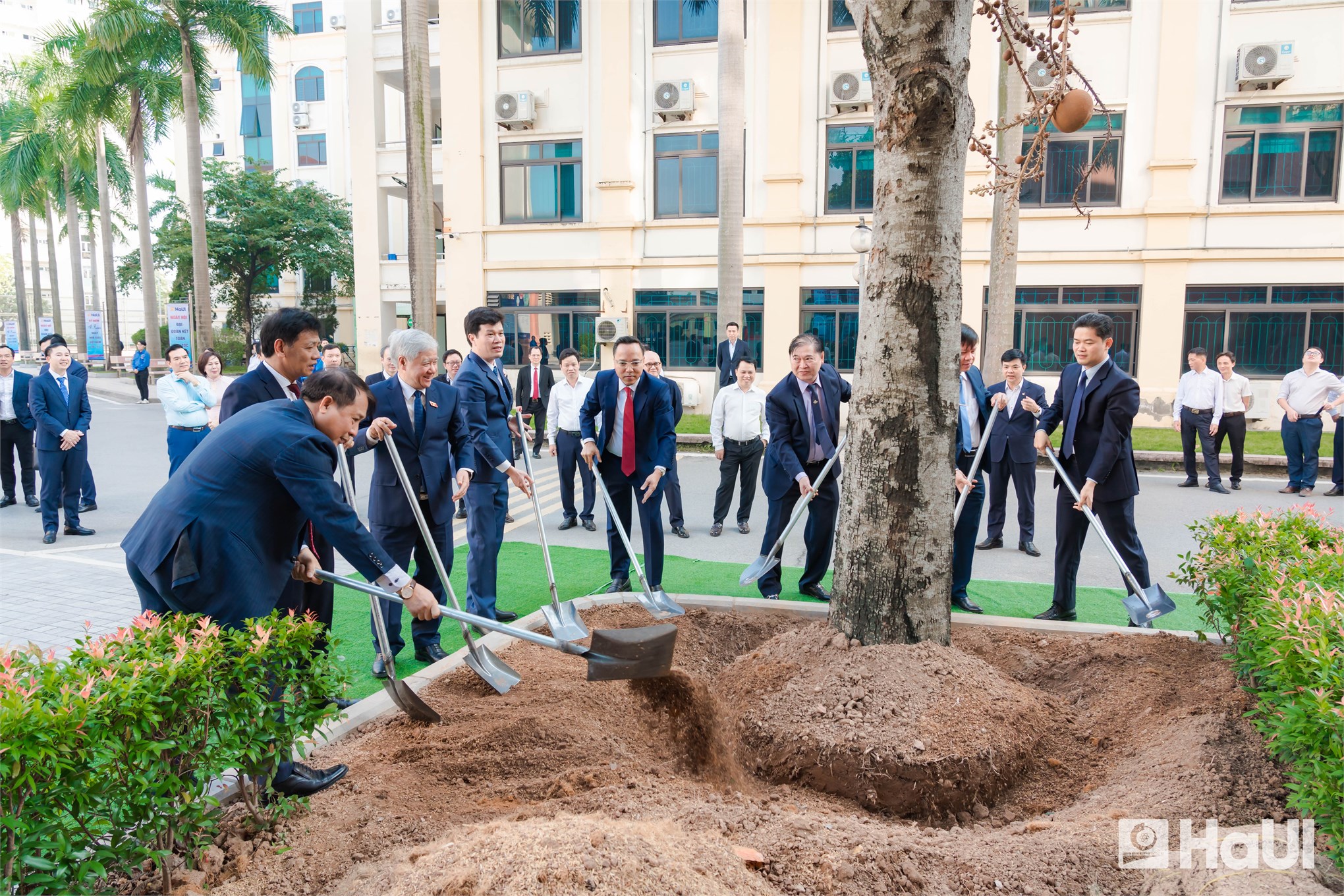 Phó Chủ tịch Thường trực Quốc hội Đỗ Văn Chiến dự Ngày hội Đại đoàn kết toàn dân tộc và Kỷ niệm Ngày Nhà giáo Việt Nam tại Trường Đại học Công nghiệp Hà Nội