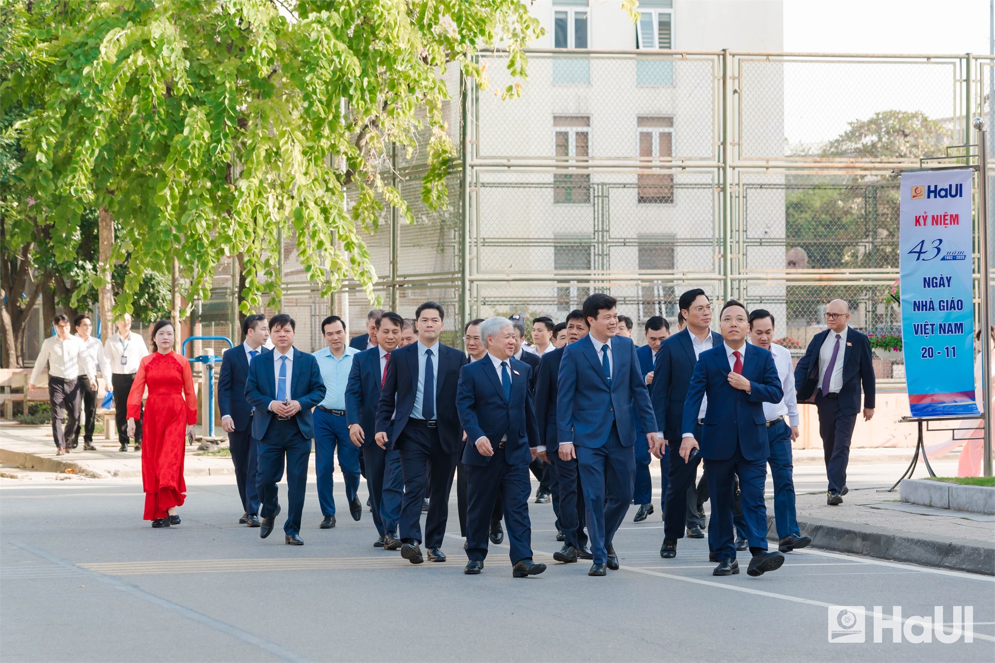 Phó Chủ tịch Thường trực Quốc hội Đỗ Văn Chiến dự Ngày hội Đại đoàn kết toàn dân tộc và Kỷ niệm Ngày Nhà giáo Việt Nam tại Trường Đại học Công nghiệp Hà Nội