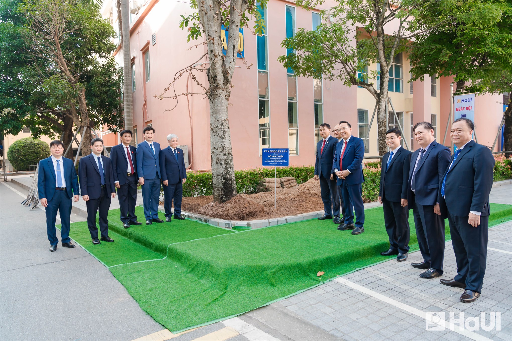 Phó Chủ tịch Thường trực Quốc hội Đỗ Văn Chiến dự Ngày hội Đại đoàn kết toàn dân tộc và Kỷ niệm Ngày Nhà giáo Việt Nam tại Trường Đại học Công nghiệp Hà Nội