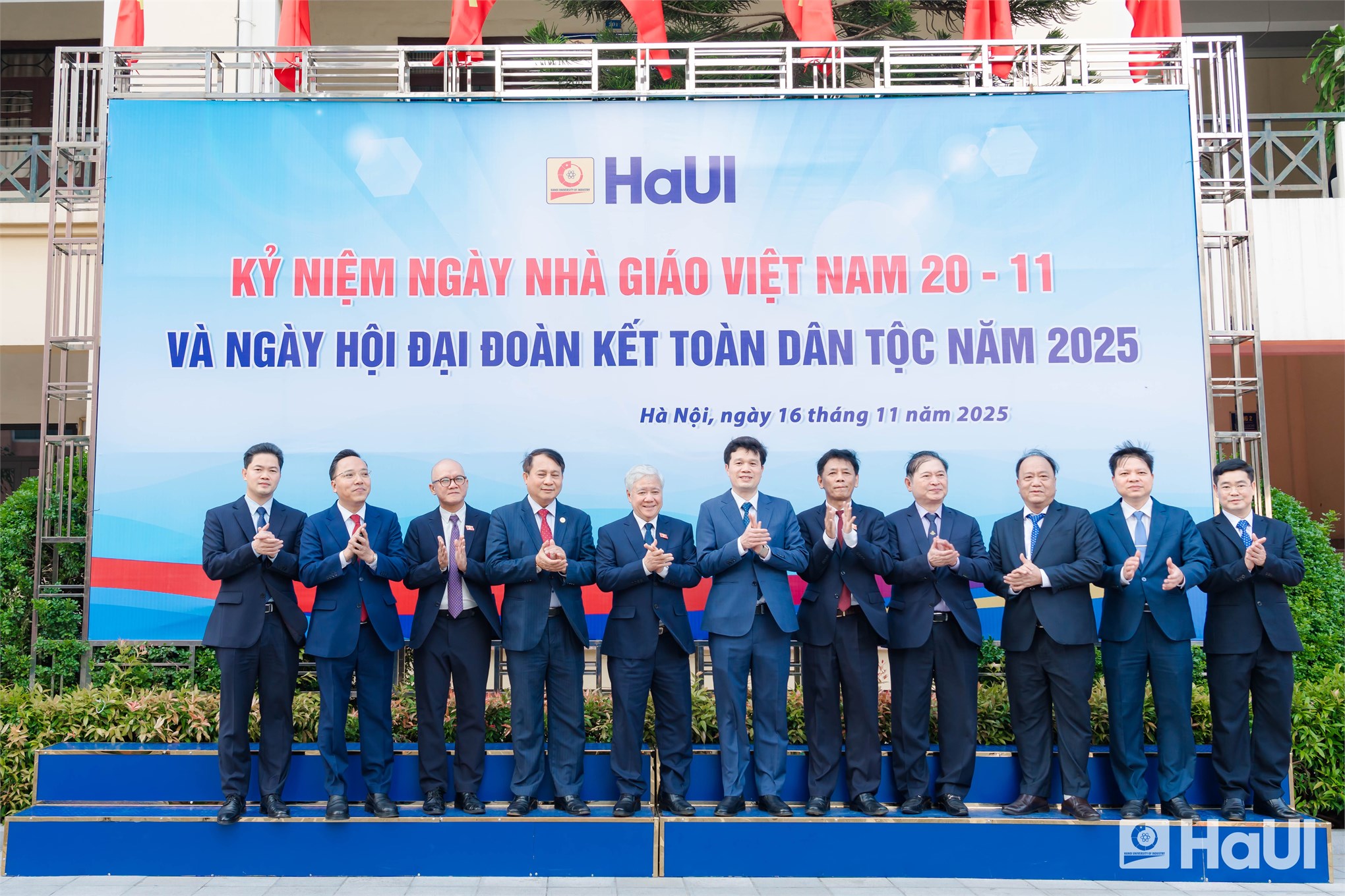 Phó Chủ tịch Thường trực Quốc hội Đỗ Văn Chiến dự Ngày hội Đại đoàn kết toàn dân tộc và Kỷ niệm Ngày Nhà giáo Việt Nam tại Trường Đại học Công nghiệp Hà Nội