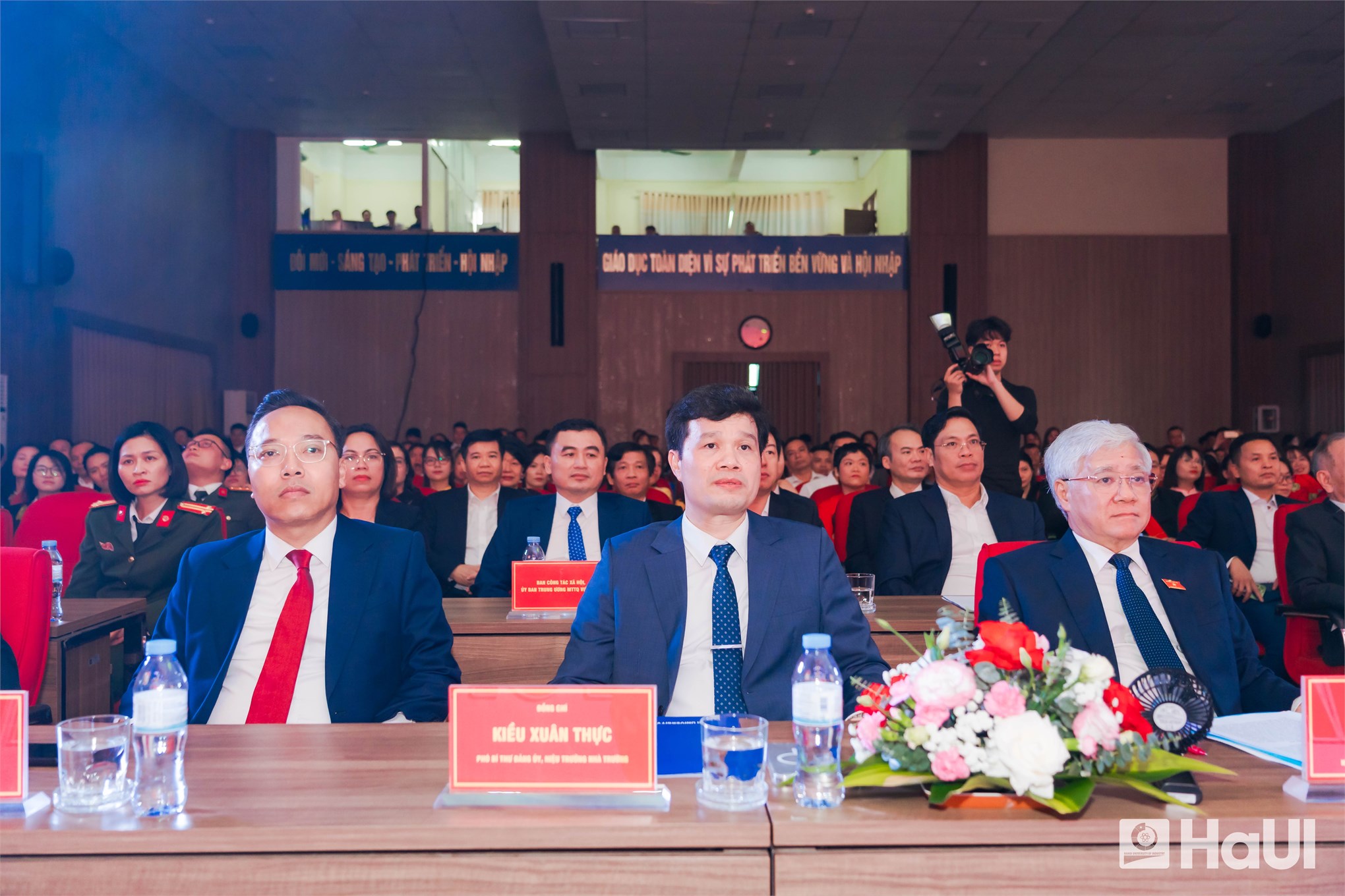 Phó Chủ tịch Thường trực Quốc hội Đỗ Văn Chiến dự Ngày hội Đại đoàn kết toàn dân tộc và Kỷ niệm Ngày Nhà giáo Việt Nam tại Trường Đại học Công nghiệp Hà Nội