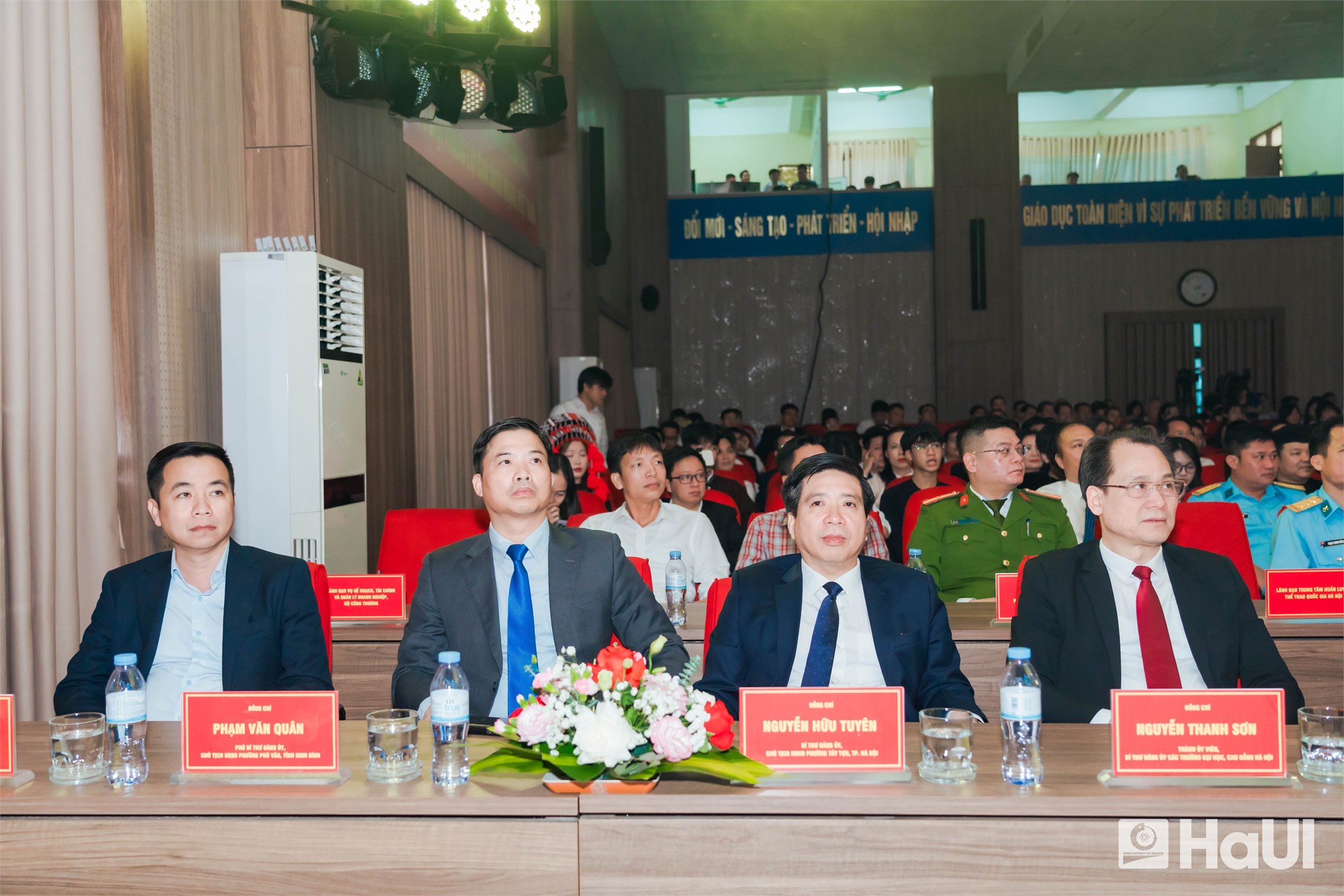 Phó Chủ tịch Thường trực Quốc hội Đỗ Văn Chiến dự Ngày hội Đại đoàn kết toàn dân tộc và Kỷ niệm Ngày Nhà giáo Việt Nam tại Trường Đại học Công nghiệp Hà Nội