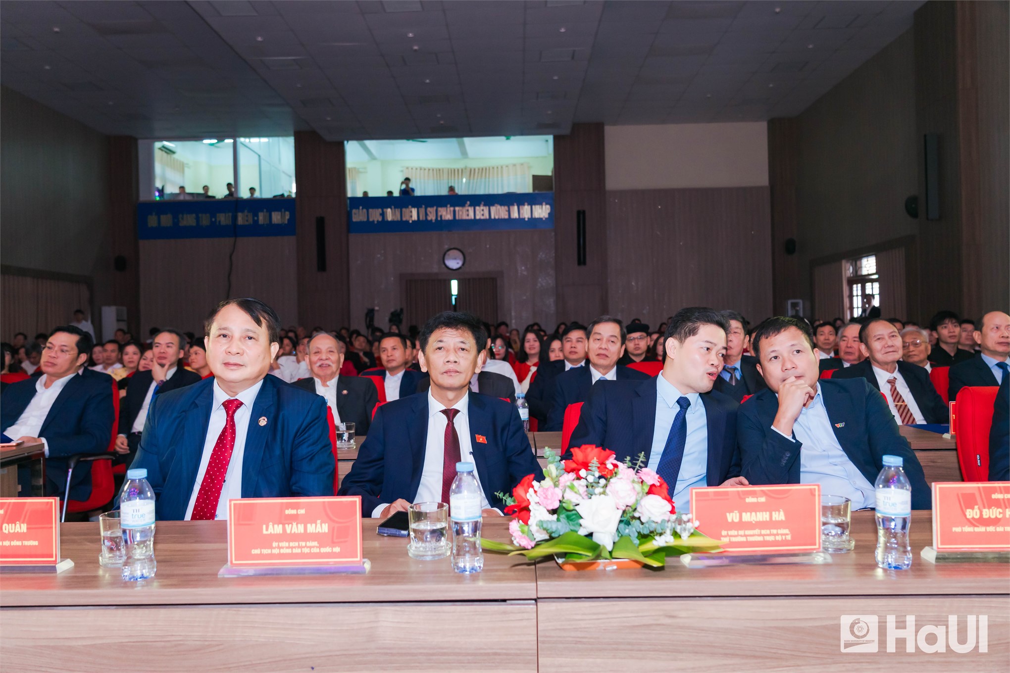 Phó Chủ tịch Thường trực Quốc hội Đỗ Văn Chiến dự Ngày hội Đại đoàn kết toàn dân tộc và Kỷ niệm Ngày Nhà giáo Việt Nam tại Trường Đại học Công nghiệp Hà Nội