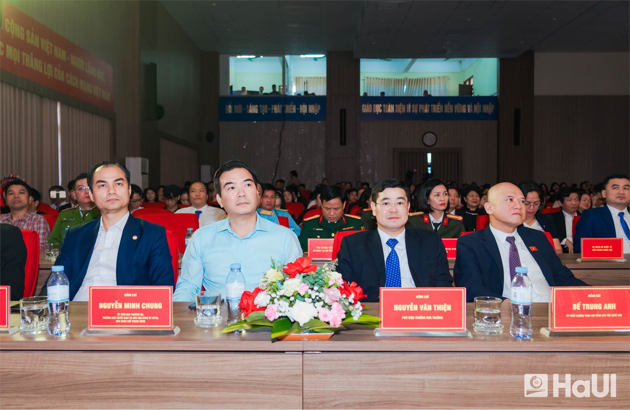 Phó Chủ tịch Thường trực Quốc hội Đỗ Văn Chiến dự Ngày hội Đại đoàn kết toàn dân tộc và Kỷ niệm Ngày Nhà giáo Việt Nam tại Trường Đại học Công nghiệp Hà Nội