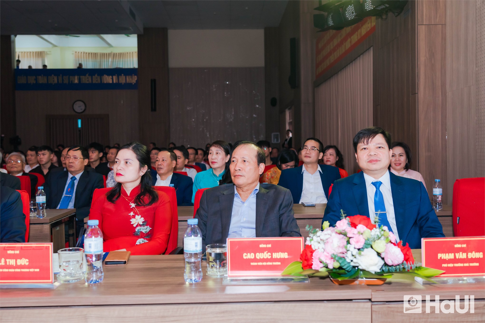 Phó Chủ tịch Thường trực Quốc hội Đỗ Văn Chiến dự Ngày hội Đại đoàn kết toàn dân tộc và Kỷ niệm Ngày Nhà giáo Việt Nam tại Trường Đại học Công nghiệp Hà Nội