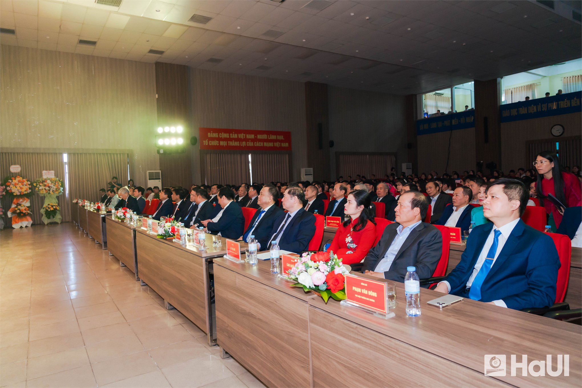 Phó Chủ tịch Thường trực Quốc hội Đỗ Văn Chiến dự Ngày hội Đại đoàn kết toàn dân tộc và Kỷ niệm Ngày Nhà giáo Việt Nam tại Trường Đại học Công nghiệp Hà Nội