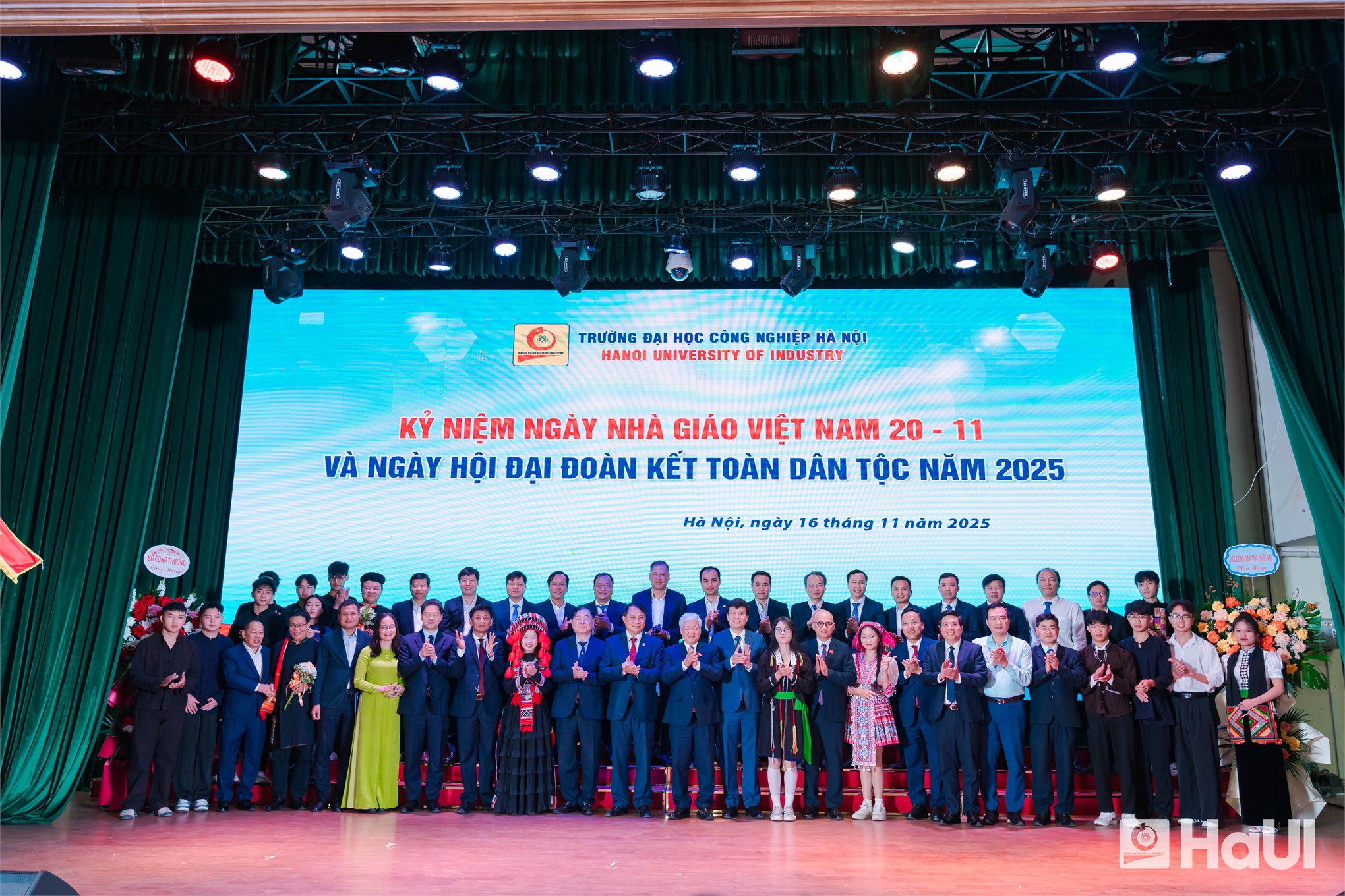 Phó Chủ tịch Thường trực Quốc hội Đỗ Văn Chiến dự Ngày hội Đại đoàn kết toàn dân tộc và Kỷ niệm Ngày Nhà giáo Việt Nam tại Trường Đại học Công nghiệp Hà Nội