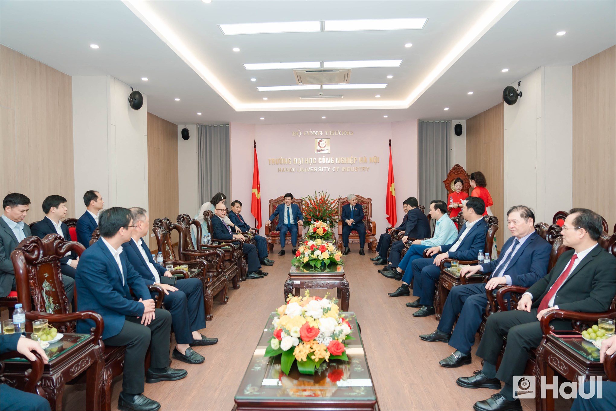 Phó Chủ tịch Thường trực Quốc hội Đỗ Văn Chiến dự Ngày hội Đại đoàn kết toàn dân tộc và Kỷ niệm Ngày Nhà giáo Việt Nam tại Trường Đại học Công nghiệp Hà Nội