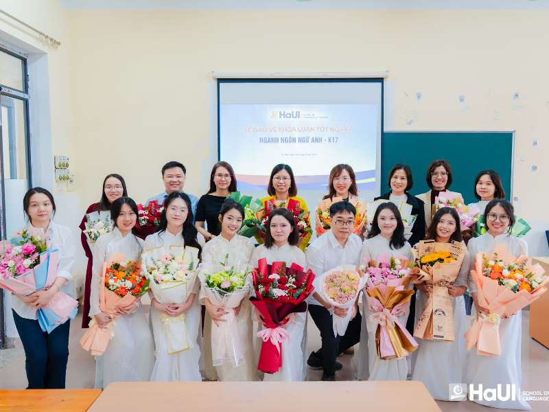 Trường Ngoại ngữ – Du lịch tổ chức bảo vệ khóa luận tốt nghiệp cho sinh viên ngành Ngôn ngữ Anh K17