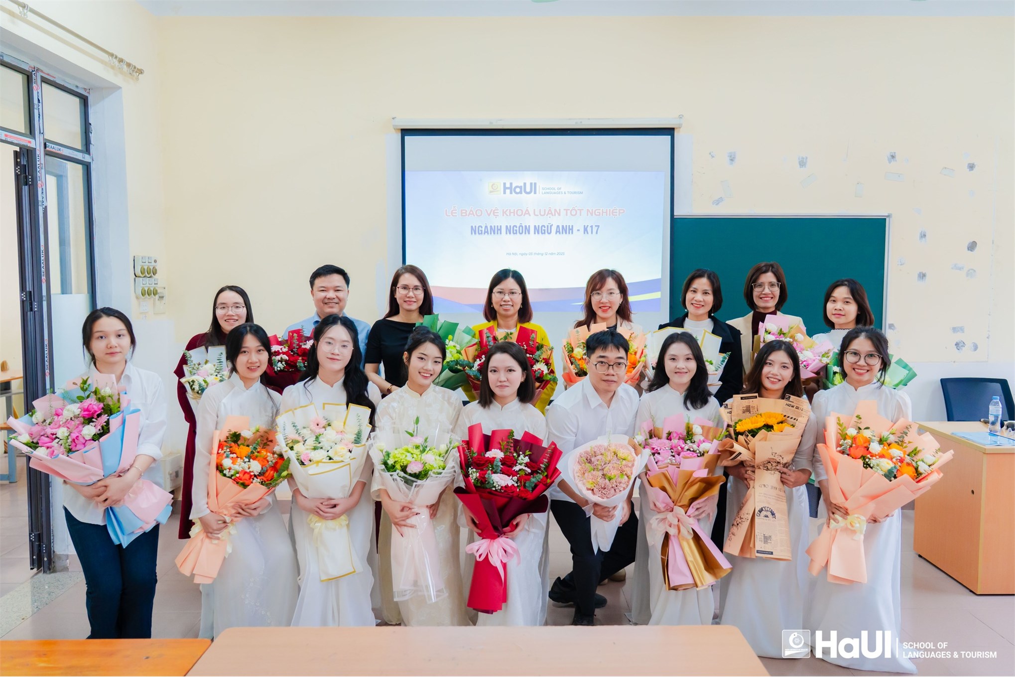 Trường Ngoại ngữ – Du lịch tổ chức bảo vệ khóa luận tốt nghiệp cho sinh viên ngành Ngôn ngữ Anh K17