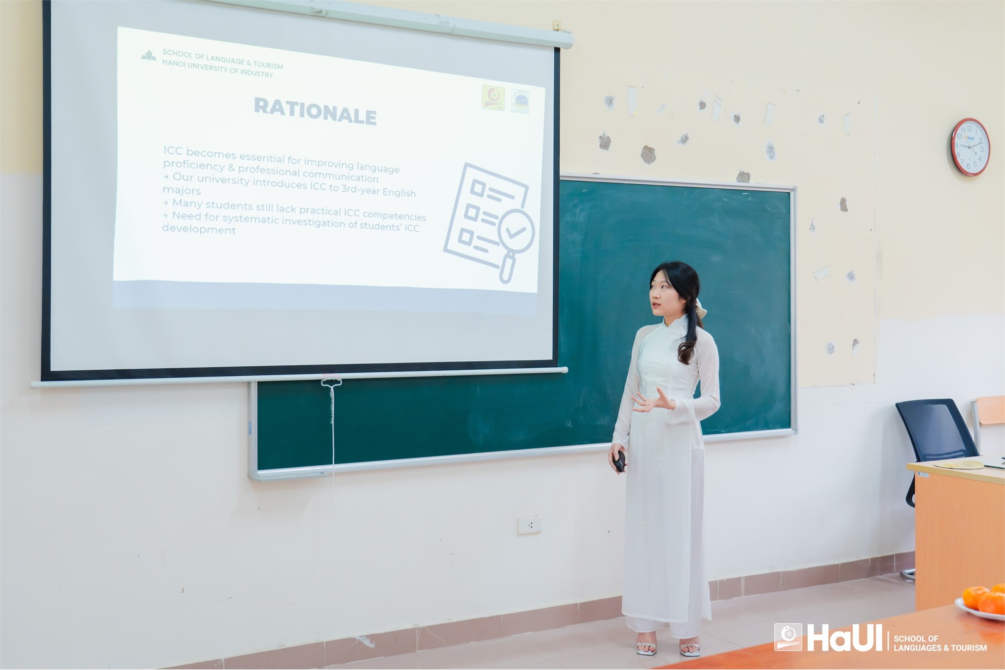 Trường Ngoại ngữ – Du lịch tổ chức bảo vệ khóa luận tốt nghiệp cho sinh viên ngành Ngôn ngữ Anh K17