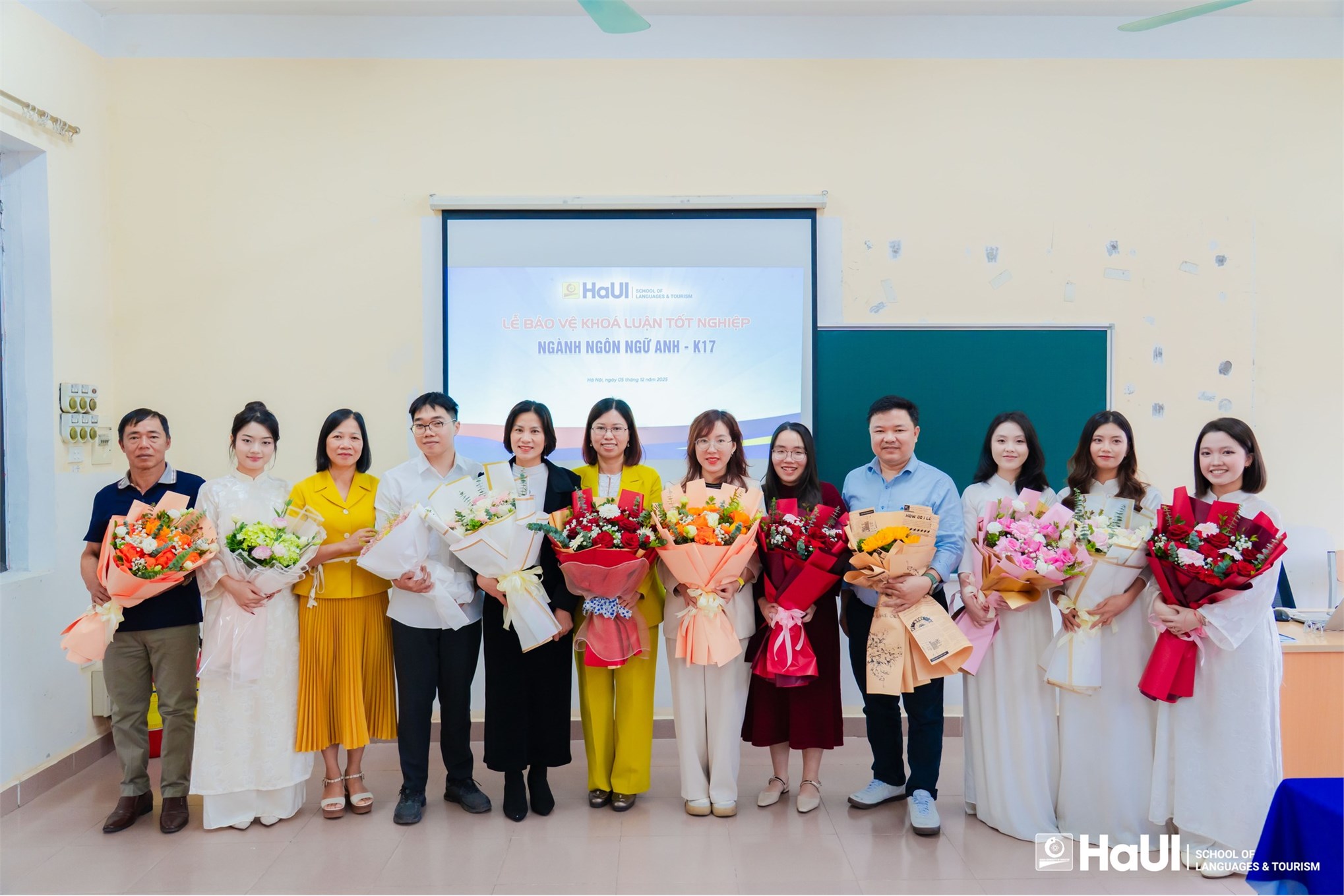 Trường Ngoại ngữ – Du lịch tổ chức bảo vệ khóa luận tốt nghiệp cho sinh viên ngành Ngôn ngữ Anh K17