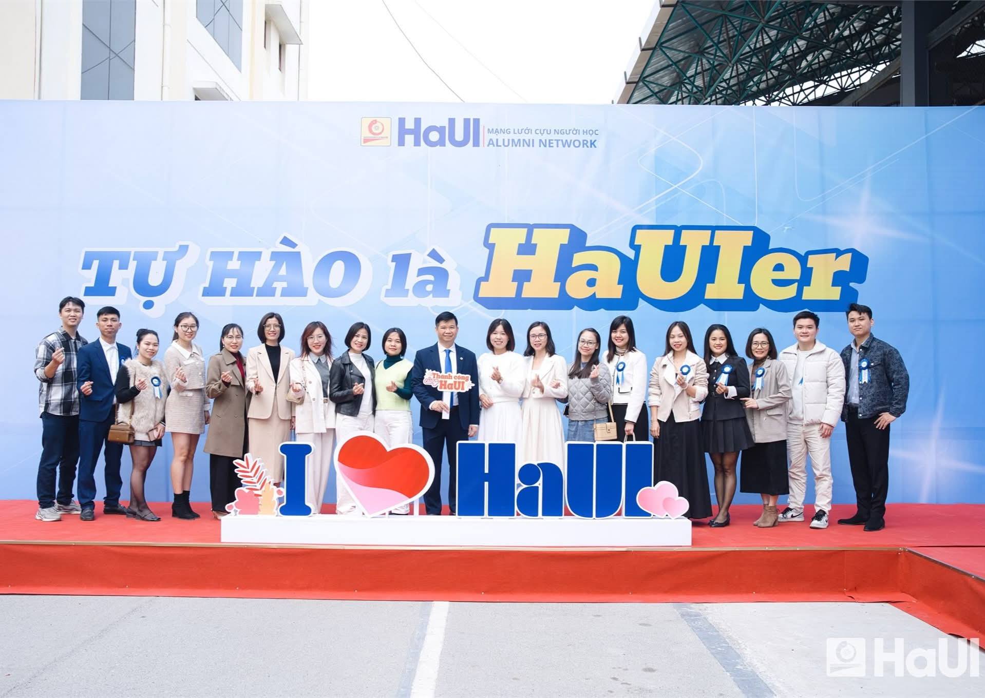 Cựu sinh viên Ngoại ngữ – Du lịch HaUI hướng về mái trường HaUI tại Lễ ra mắt Mạng lưới Cựu người học