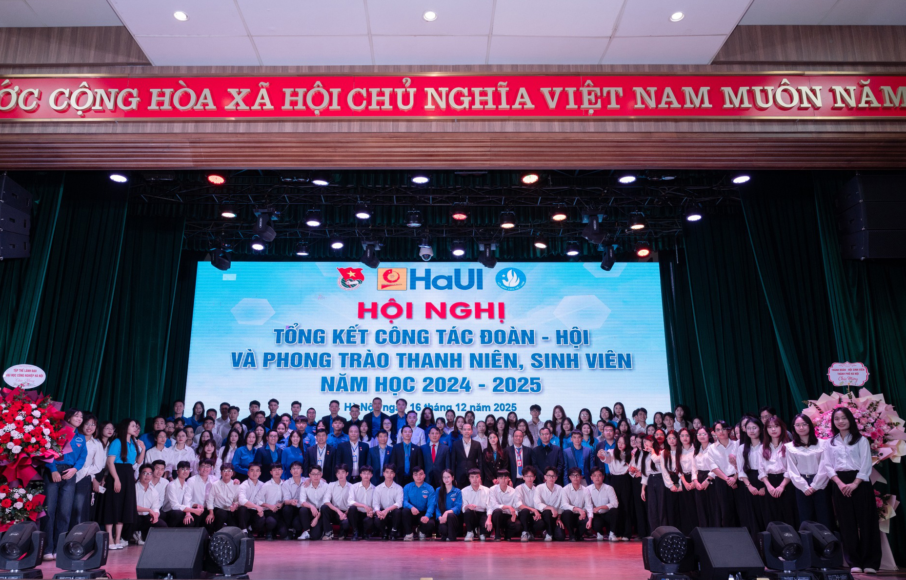 Tuổi trẻ Trường Ngoại ngữ – Du lịch được trao tặng Bằng khen cấp Thành phố năm học 2024 – 2025