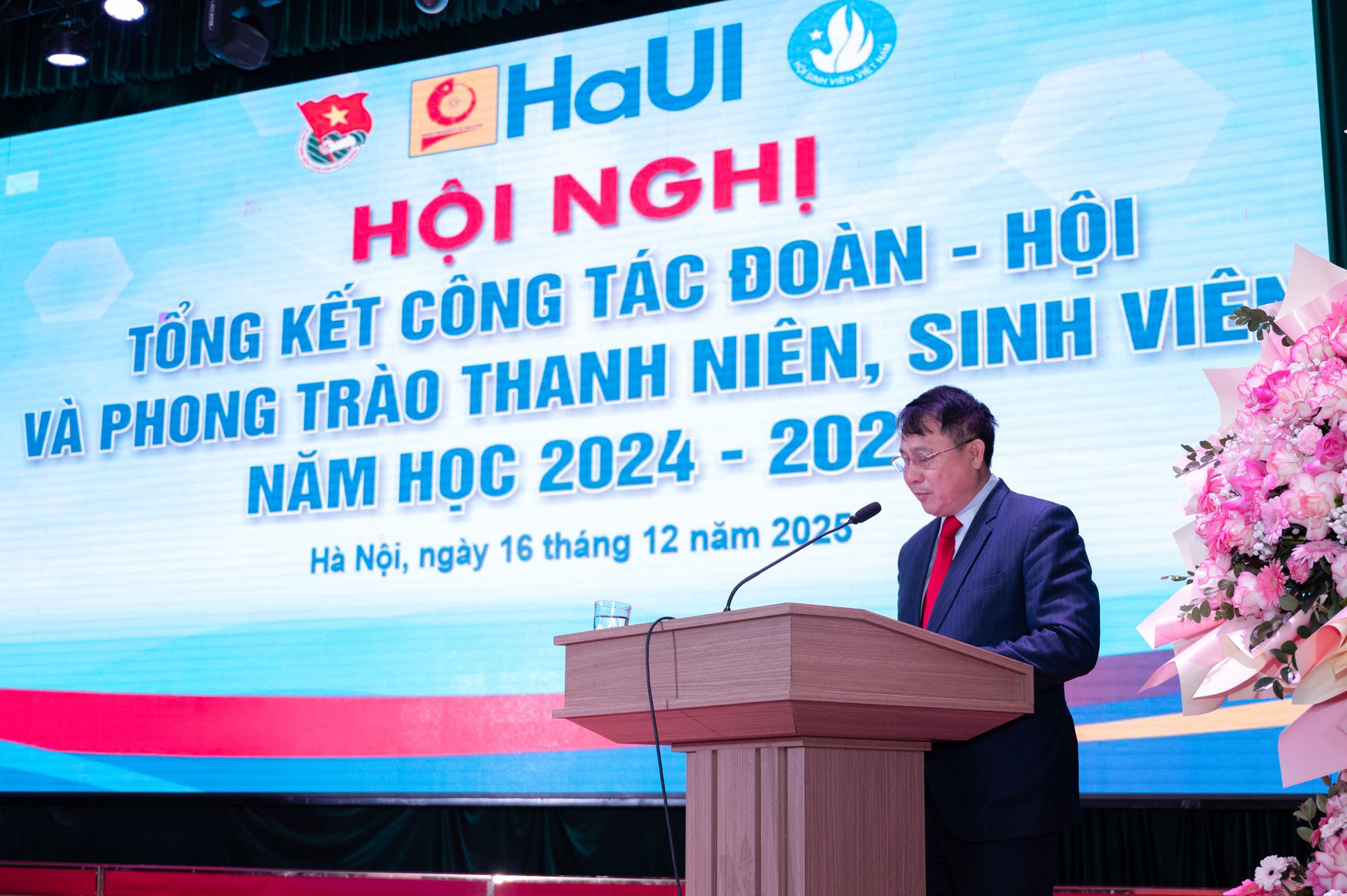 Tuổi trẻ Trường Ngoại ngữ – Du lịch được trao tặng Bằng khen cấp Thành phố năm học 2024 – 2025