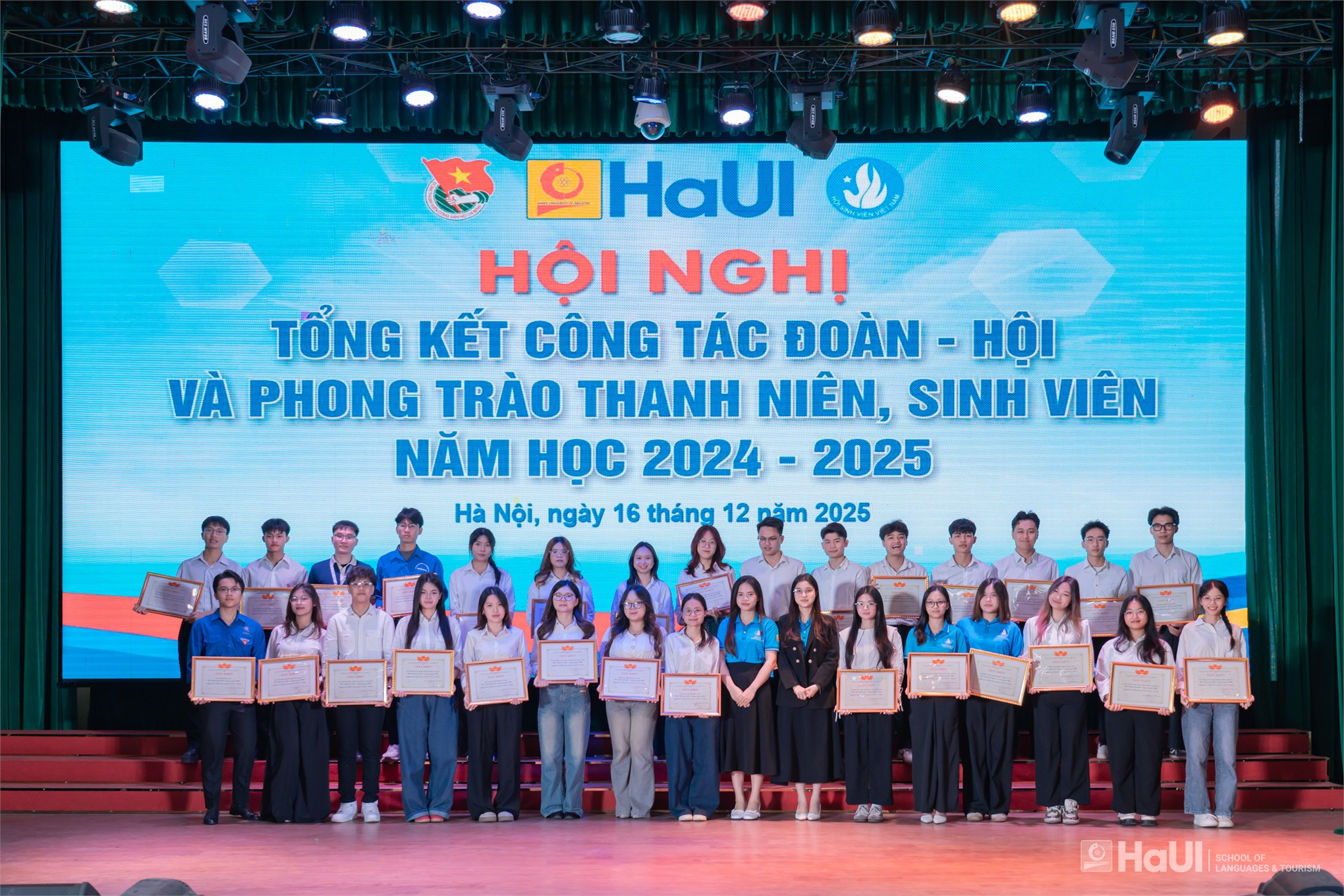 Tuổi trẻ Trường Ngoại ngữ – Du lịch được trao tặng Bằng khen cấp Thành phố năm học 2024 – 2025