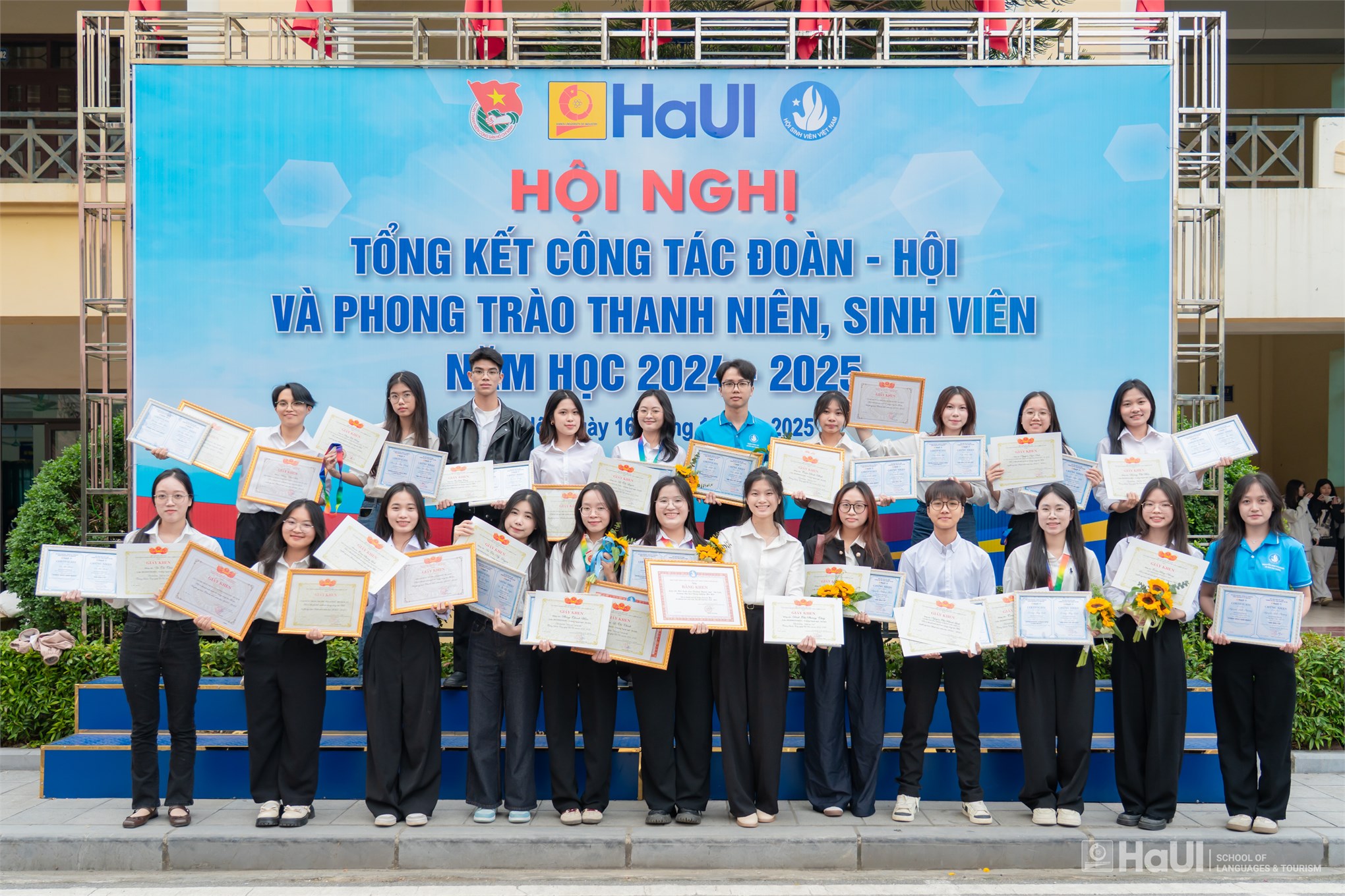 Tuổi trẻ Trường Ngoại ngữ – Du lịch được trao tặng Bằng khen cấp Thành phố năm học 2024 – 2025
