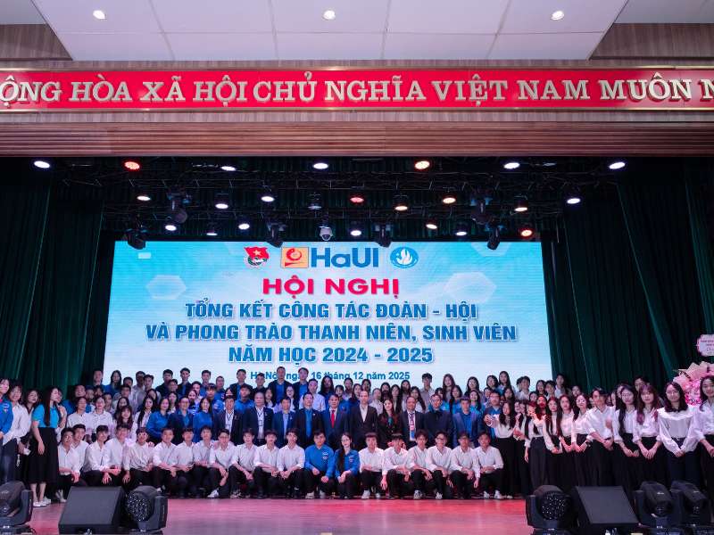 Tuổi trẻ Trường Ngoại ngữ – Du lịch được trao tặng Bằng khen cấp Thành phố năm học 2024 – 2025