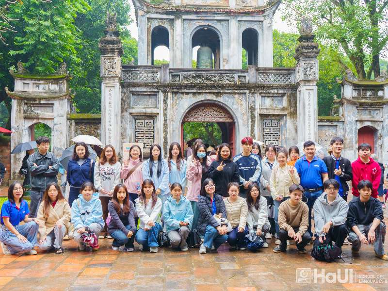Sinh viên nước ngoài học tiếng Việt tham quan, trải nghiệm tại Văn Miếu – Quốc Tử Giám